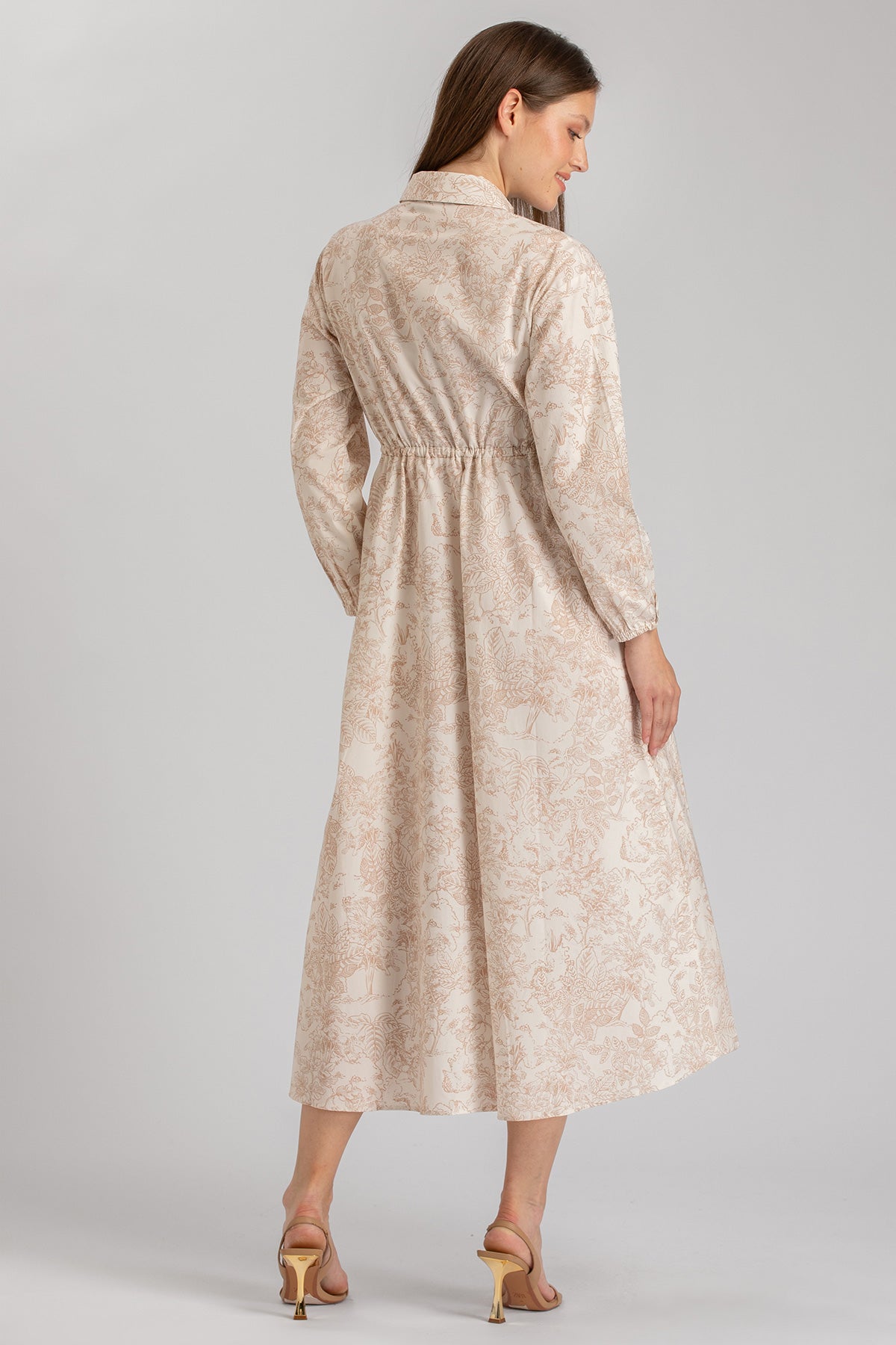 Abito premaman a maniche lunghe, stampa floreale beige, vestibilità comoda elegante.