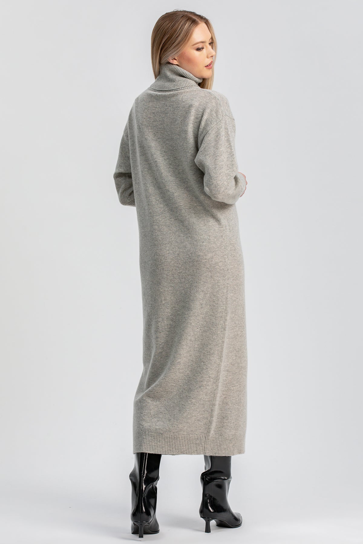 Abito premaman lungo grigio in maglia con collo alto, indossato da donna incinta