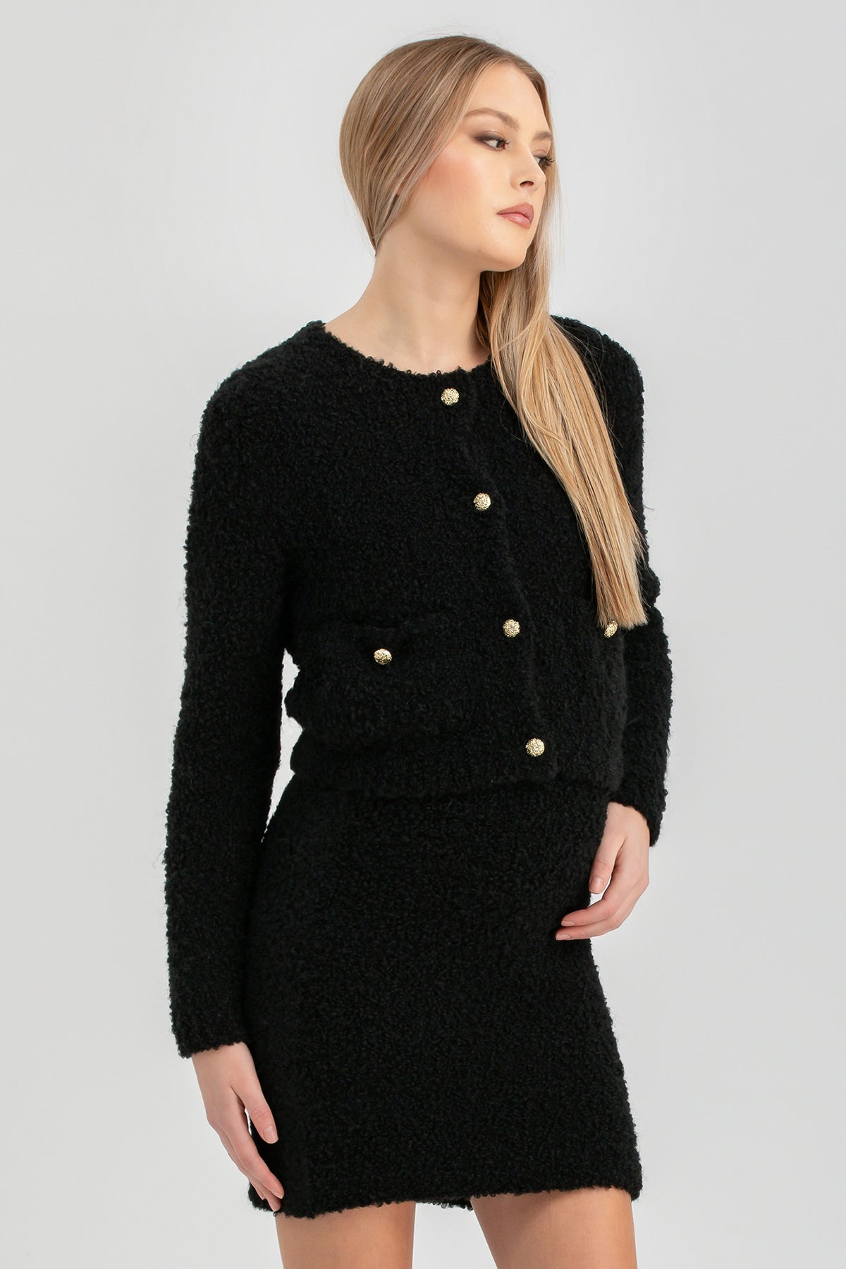 Completo premaman elegante in tessuto bouclé nero con giacca e minigonna, bottoni oro