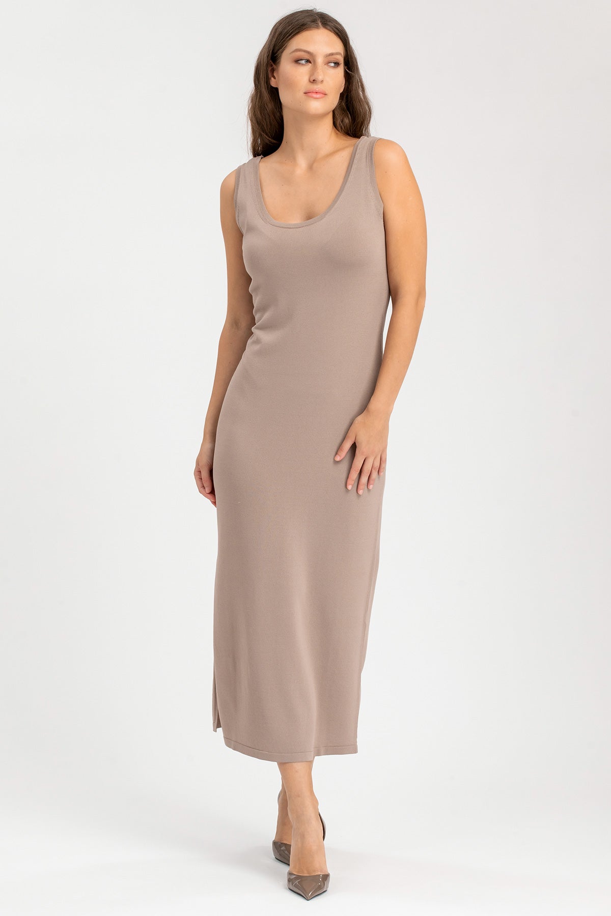 Abito premaman lungo smanicato beige, vestito elegante per gravidanza.