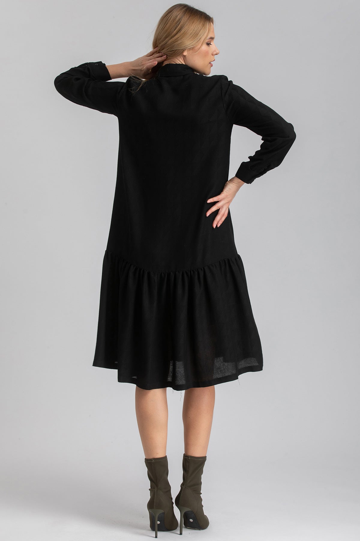 Abito premaman nero a maniche lunghe, vestito premaman elegante donna di schiena