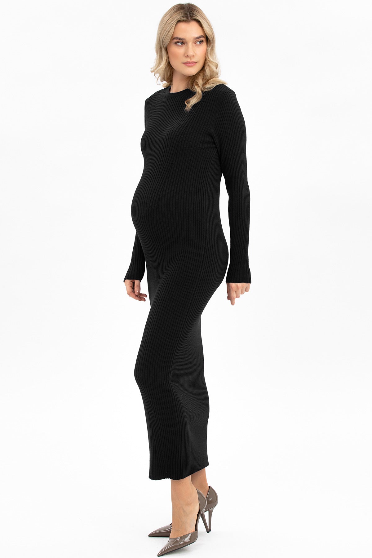 Donna incinta con abito premaman nero a coste, elegante e aderente, su sfondo bianco