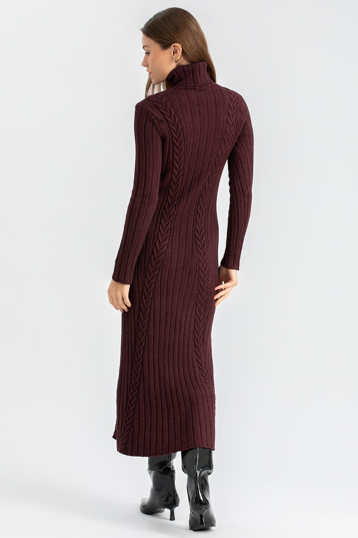 Abito premaman lungo in maglia bordeaux a coste, maniche lunghe, collo alto.