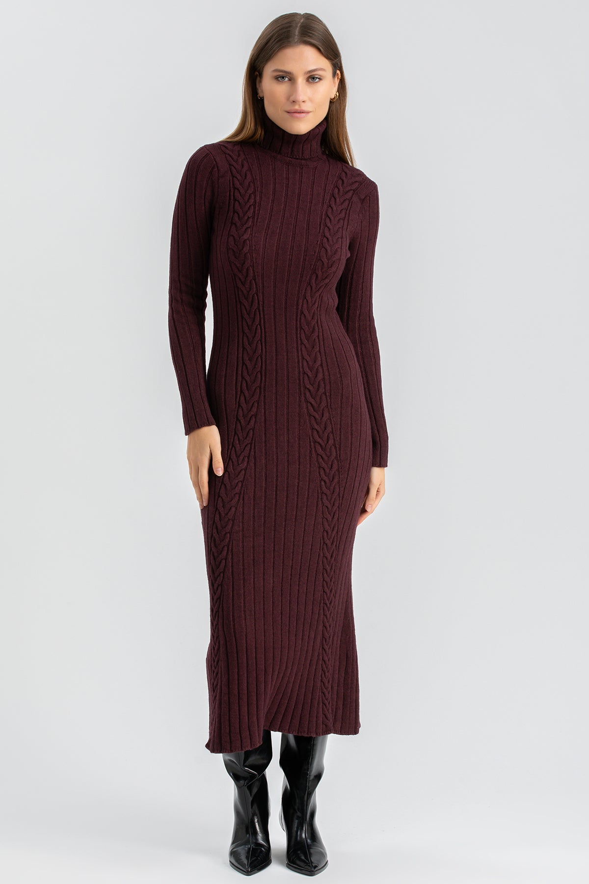 Donna con abito premaman lungo in maglia bordeaux a collo alto, maniche lunghe