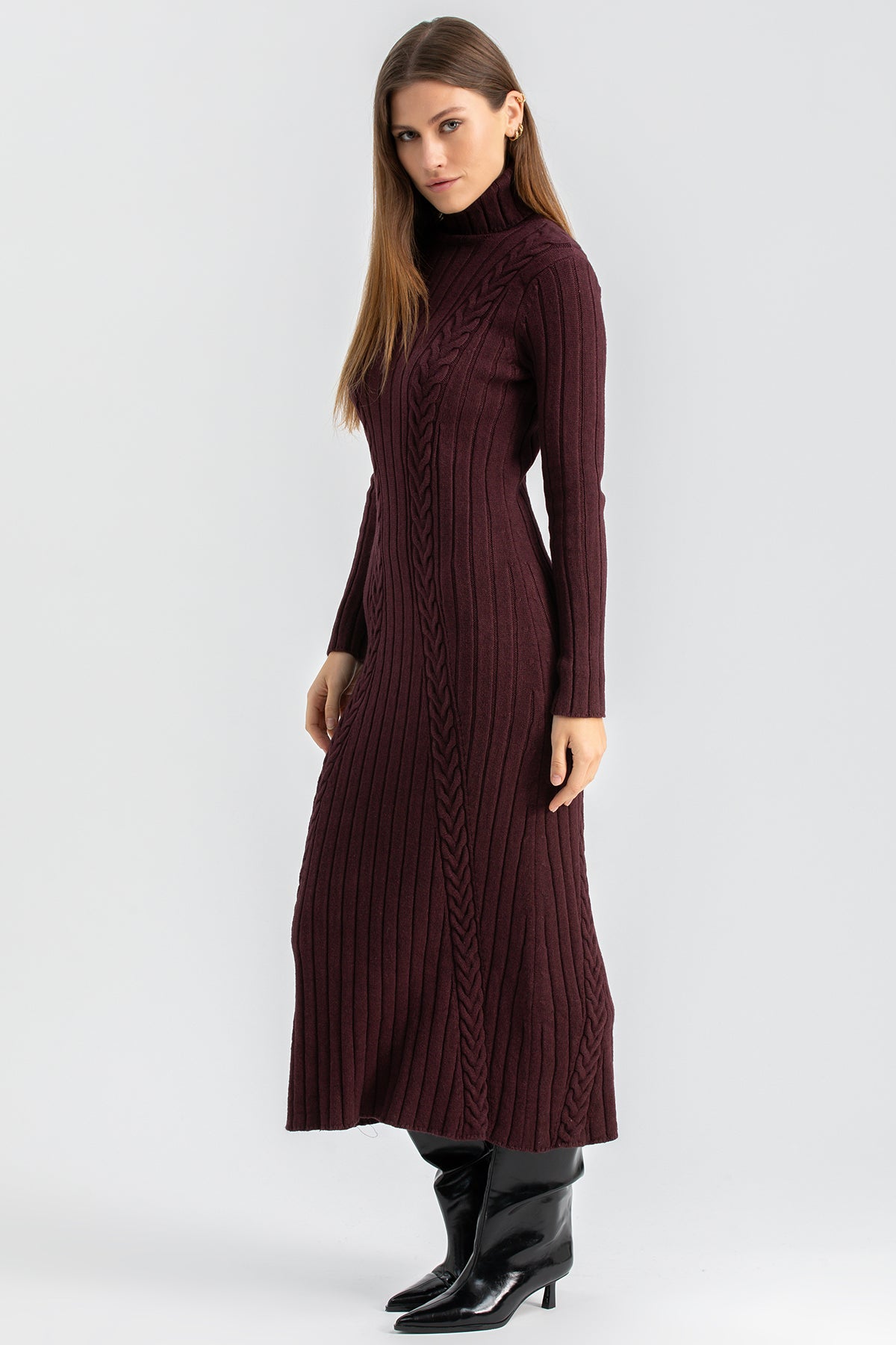 Abito premaman a maglia bordeaux con collo alto e maniche lunghe, stivali neri
