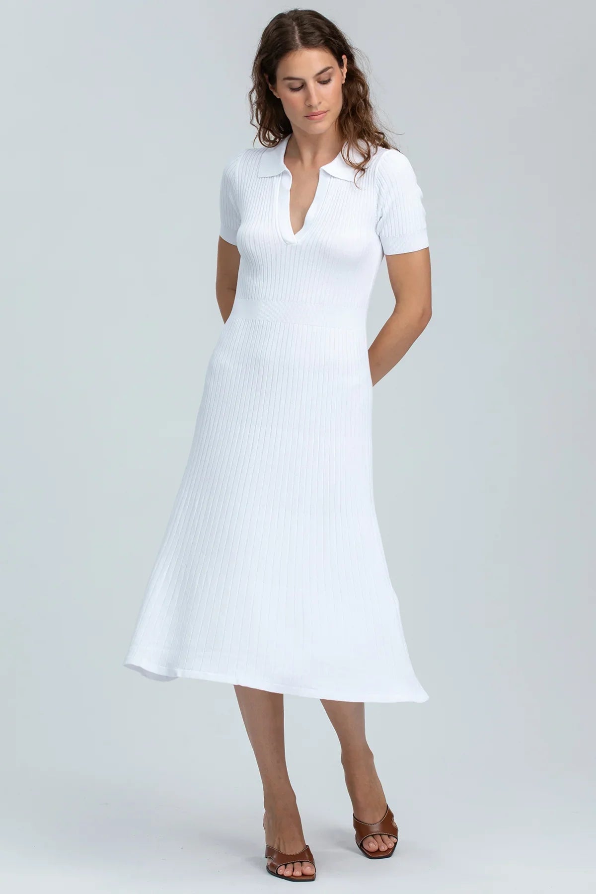 Abito premaman bianco a costine, maniche corte e colletto, moda elegante gravidanza