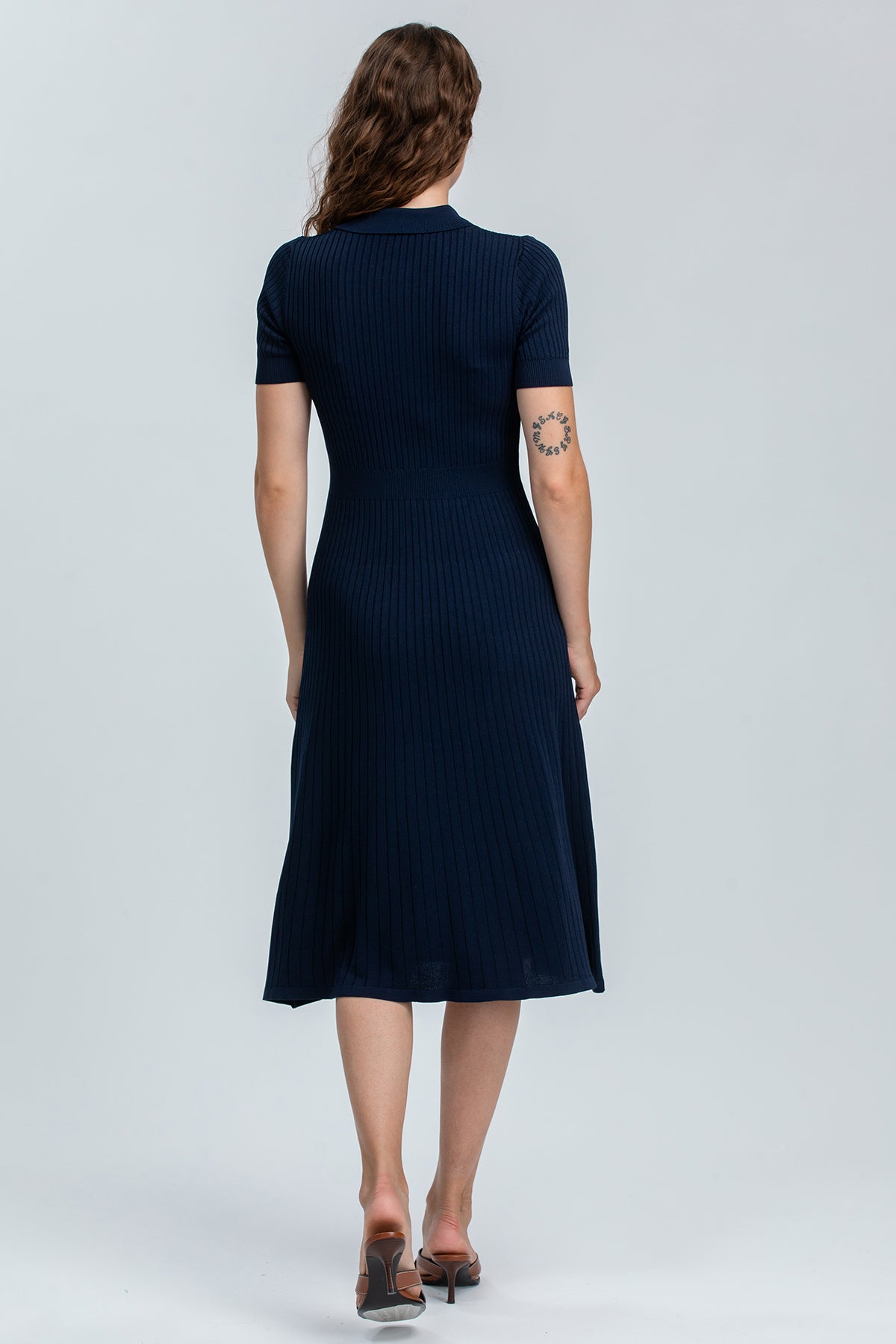 Abito premaman elegante blu scuro a coste, maniche corte, vestibilità comoda