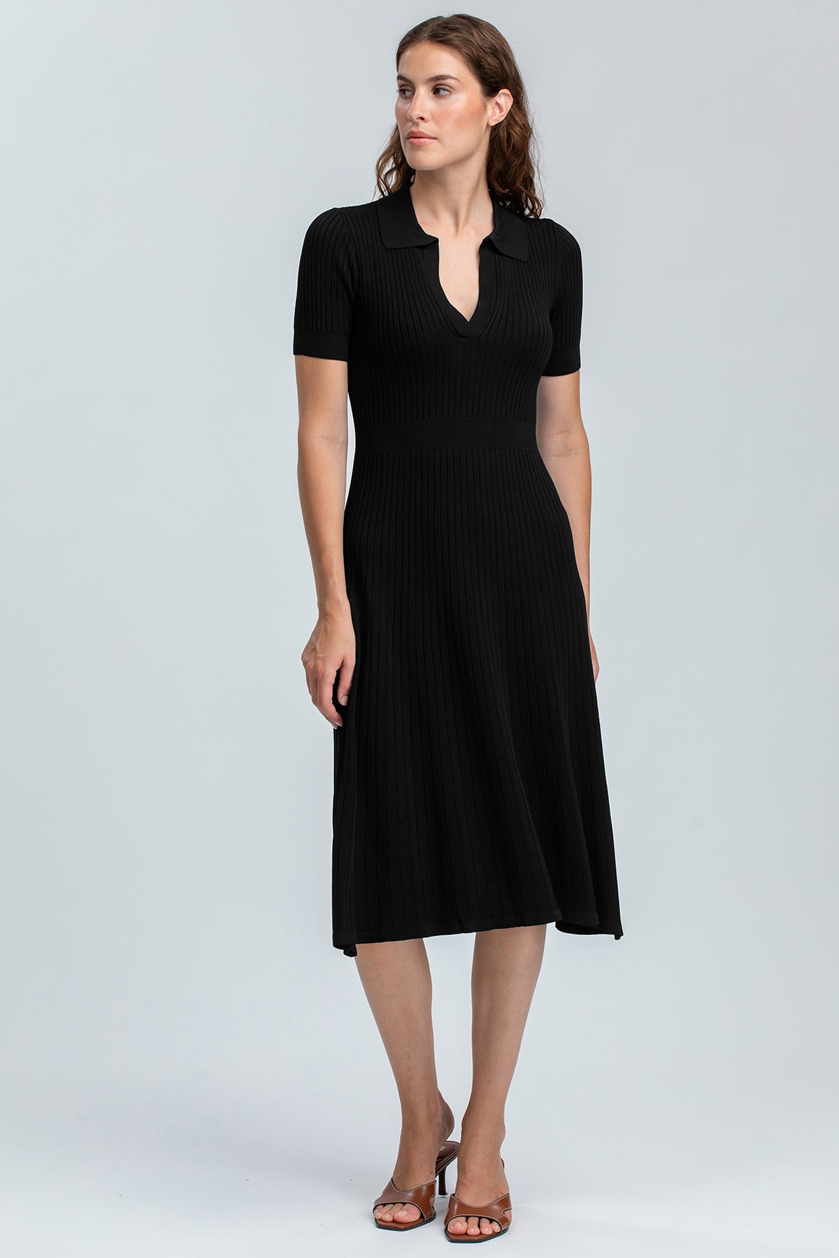 Abito premaman nero a costine con maniche corte, ideale per gravidanza elegante
