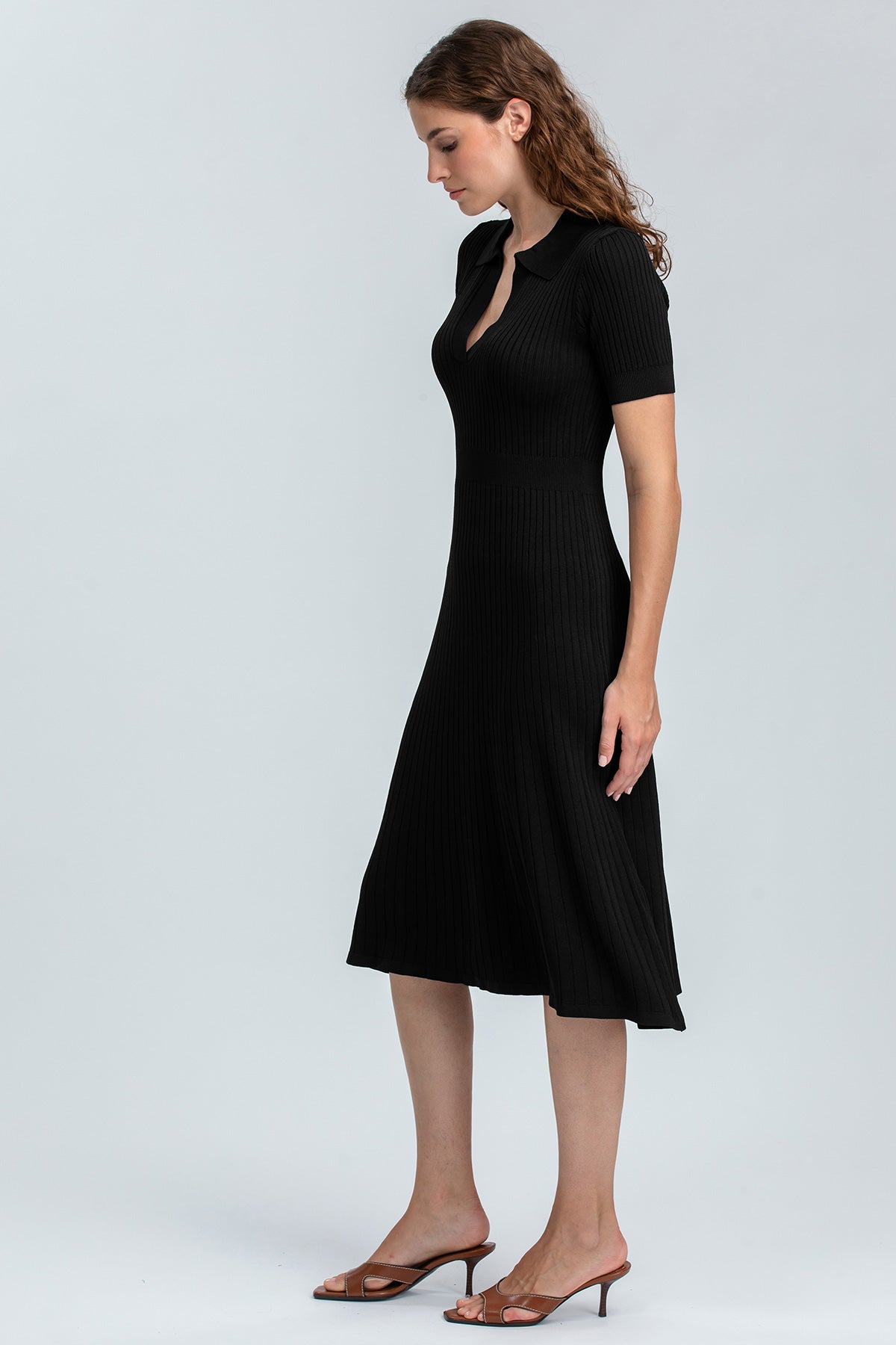 Abito premaman nero a costine, manica corta, scollo a V, vestibilità confortevole