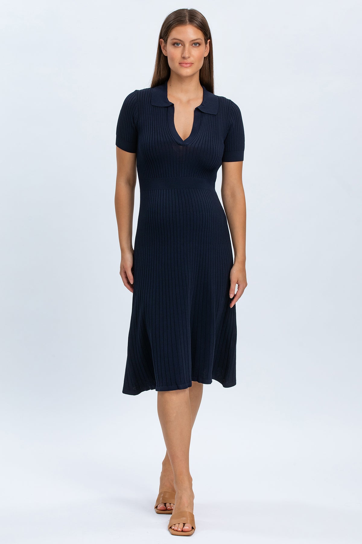 Abito premaman blu navy a costine, maniche corte, scollo a V, moda gravidanza elegante. Abito premaman con colleto