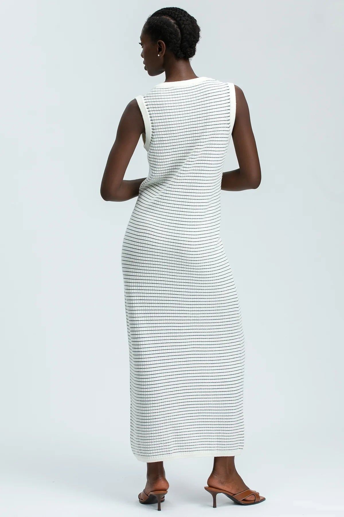 Vestito premaman lungo a righe bianco e nero senza maniche, visto da dietro.
