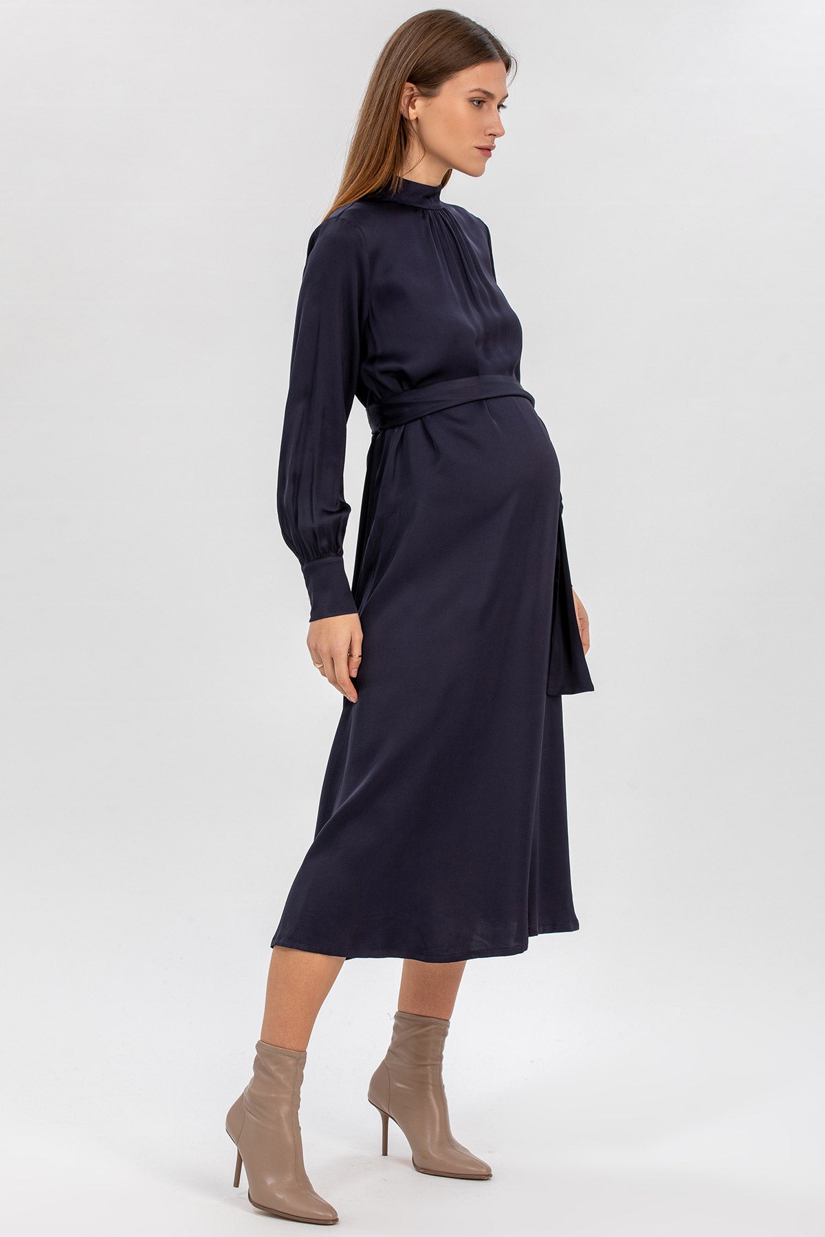 Abito premaman elegante blu scuro a maniche lunghe con scarpe beige, moda maternità