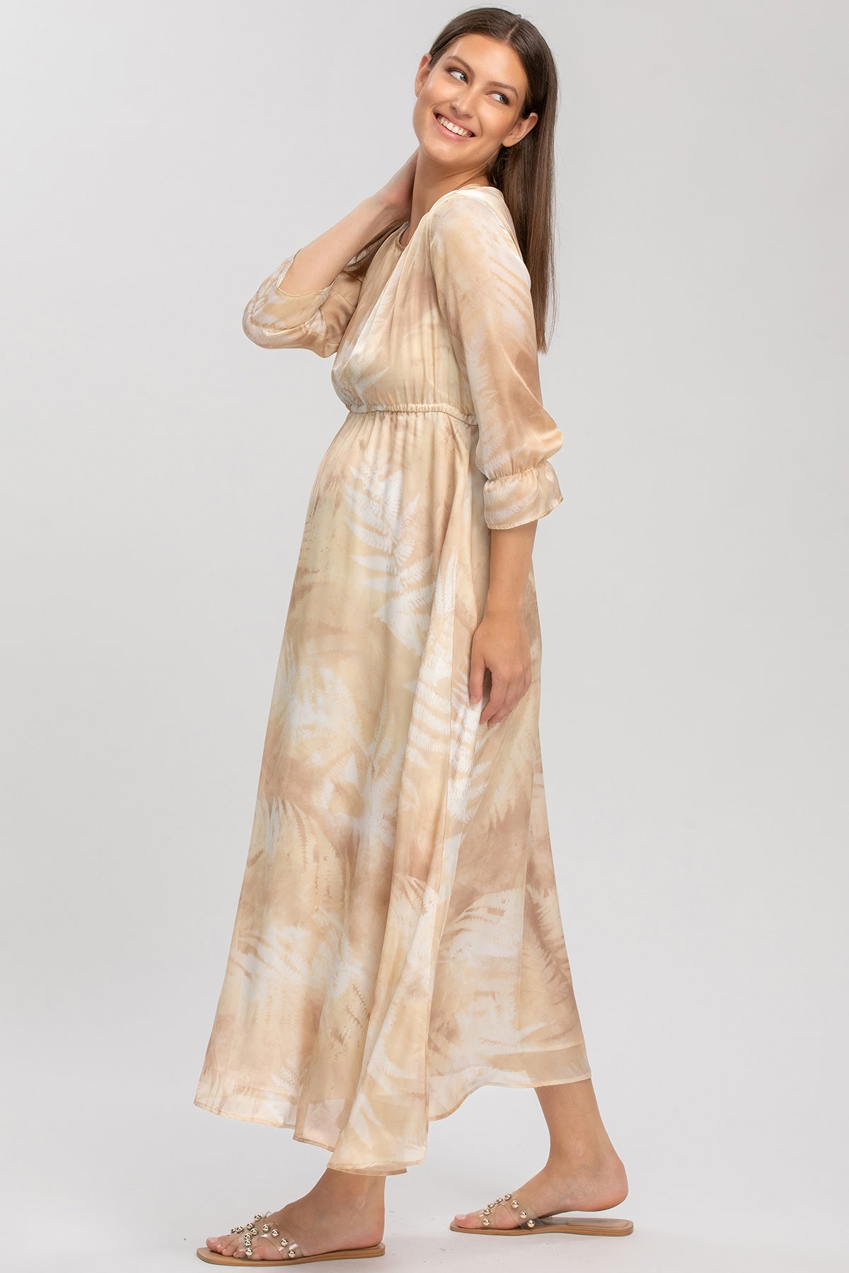 Abito premaman elegante lungo beige fantasia, perfetto per gravidanza, modello donna sorridente