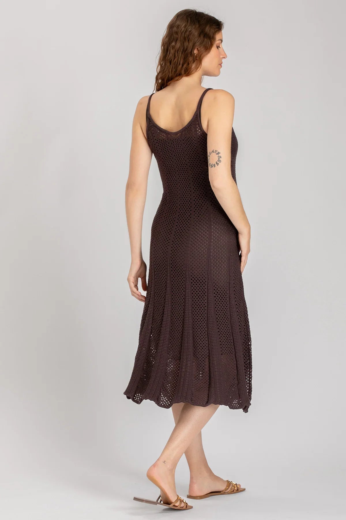 Abito premaman midi marrone all’uncinetto, spalline sottili, look estivo elegante