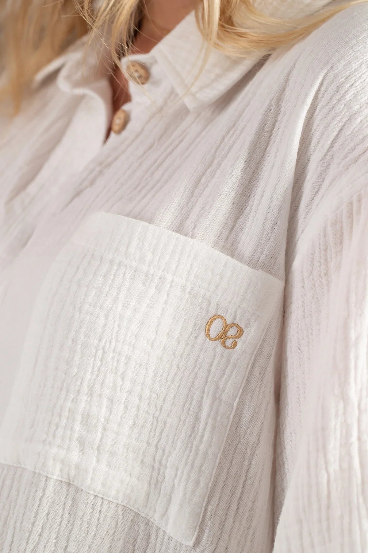 Camicia premaman bianca in cotone con taschino e bottoni in legno, tessuto garzato.