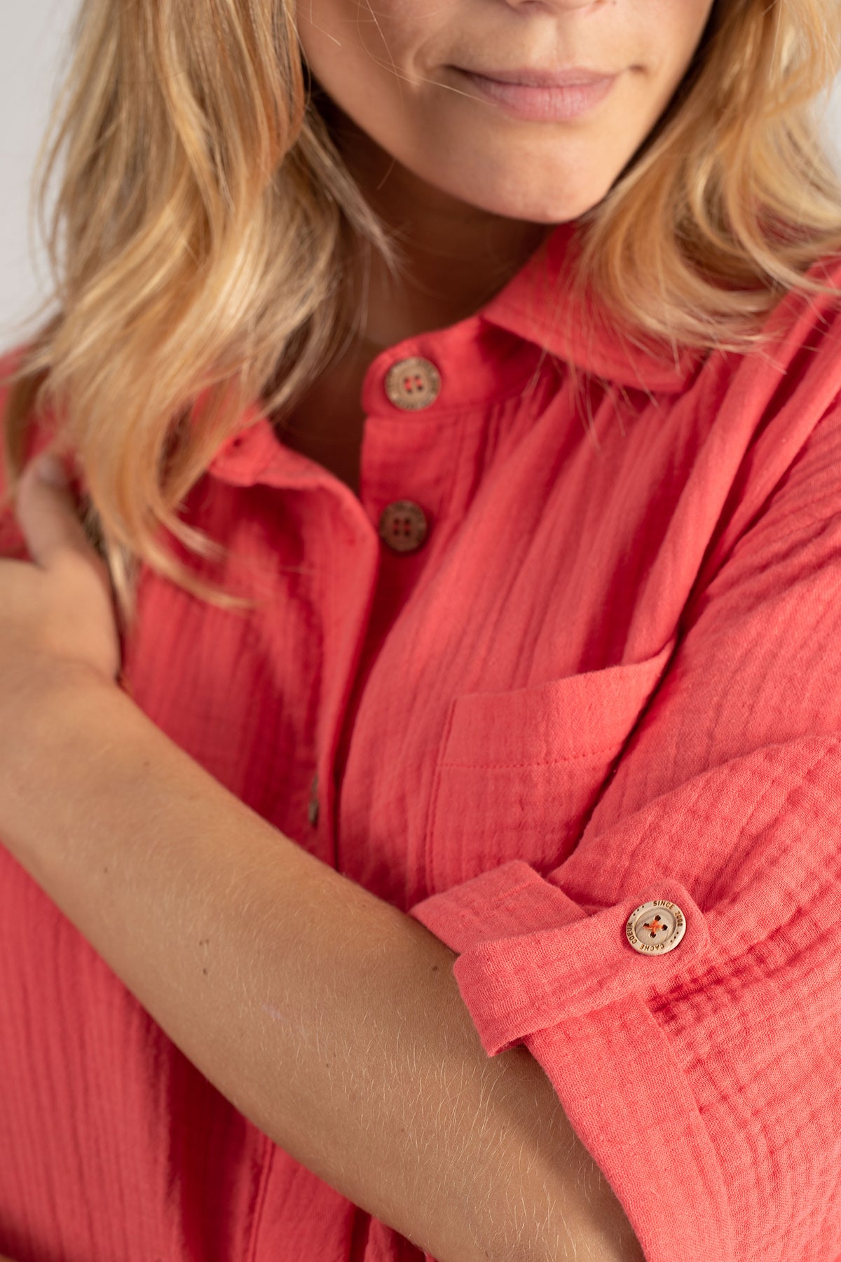 Camicia premaman corallo tessuto leggero bottoni e manica arrotolata.