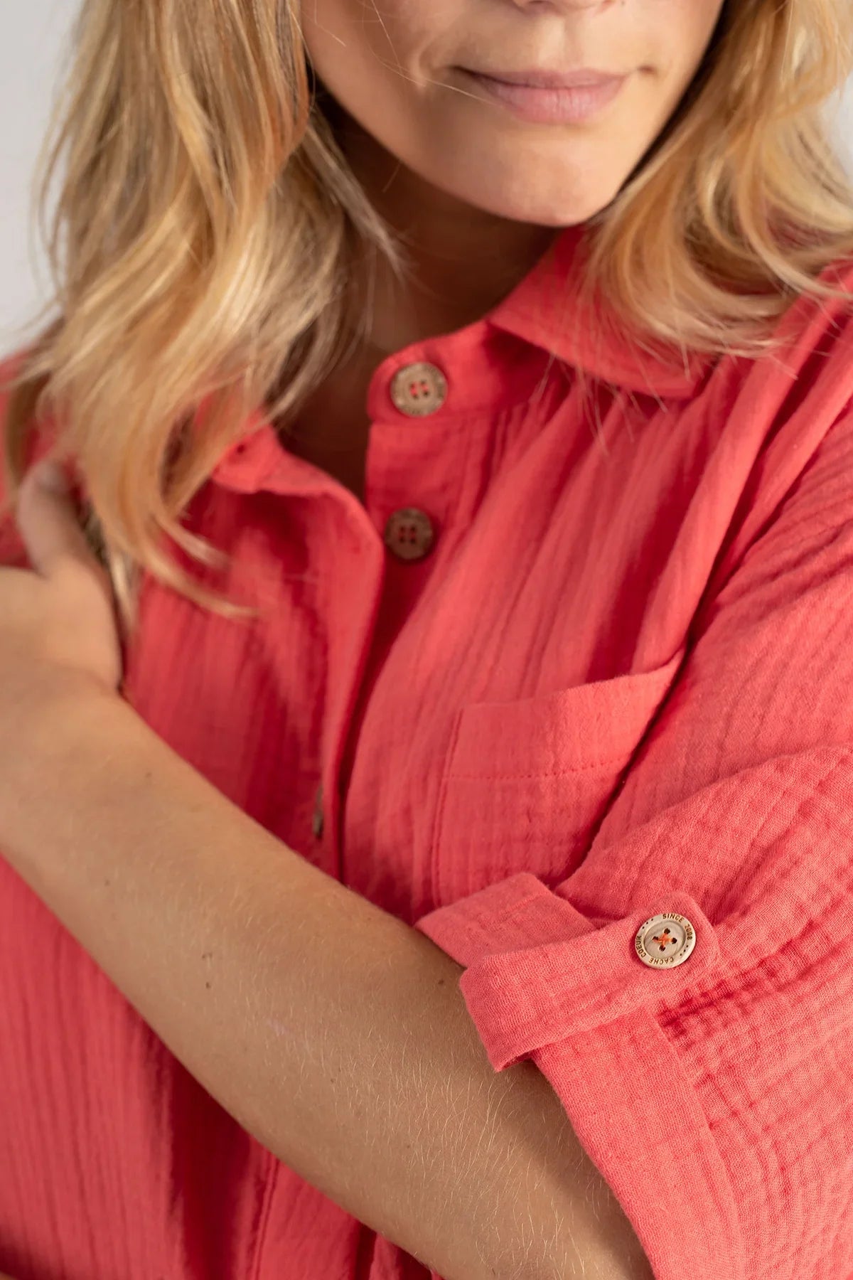 Camicia premaman corallo tessuto leggero bottoni e manica arrotolata.