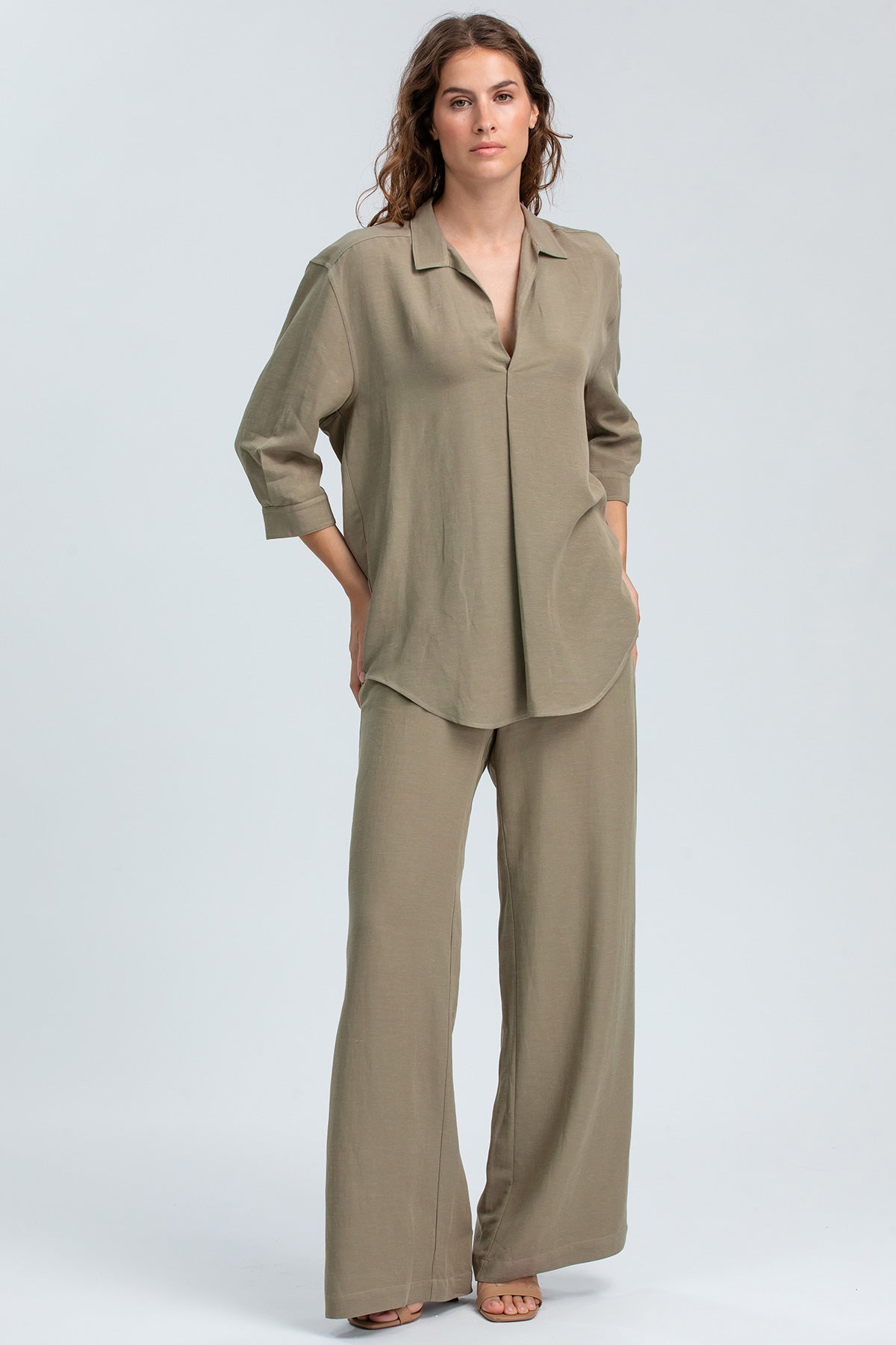 Completo premaman donna in lino beige, camicia a maniche lunghe e pantaloni larghi