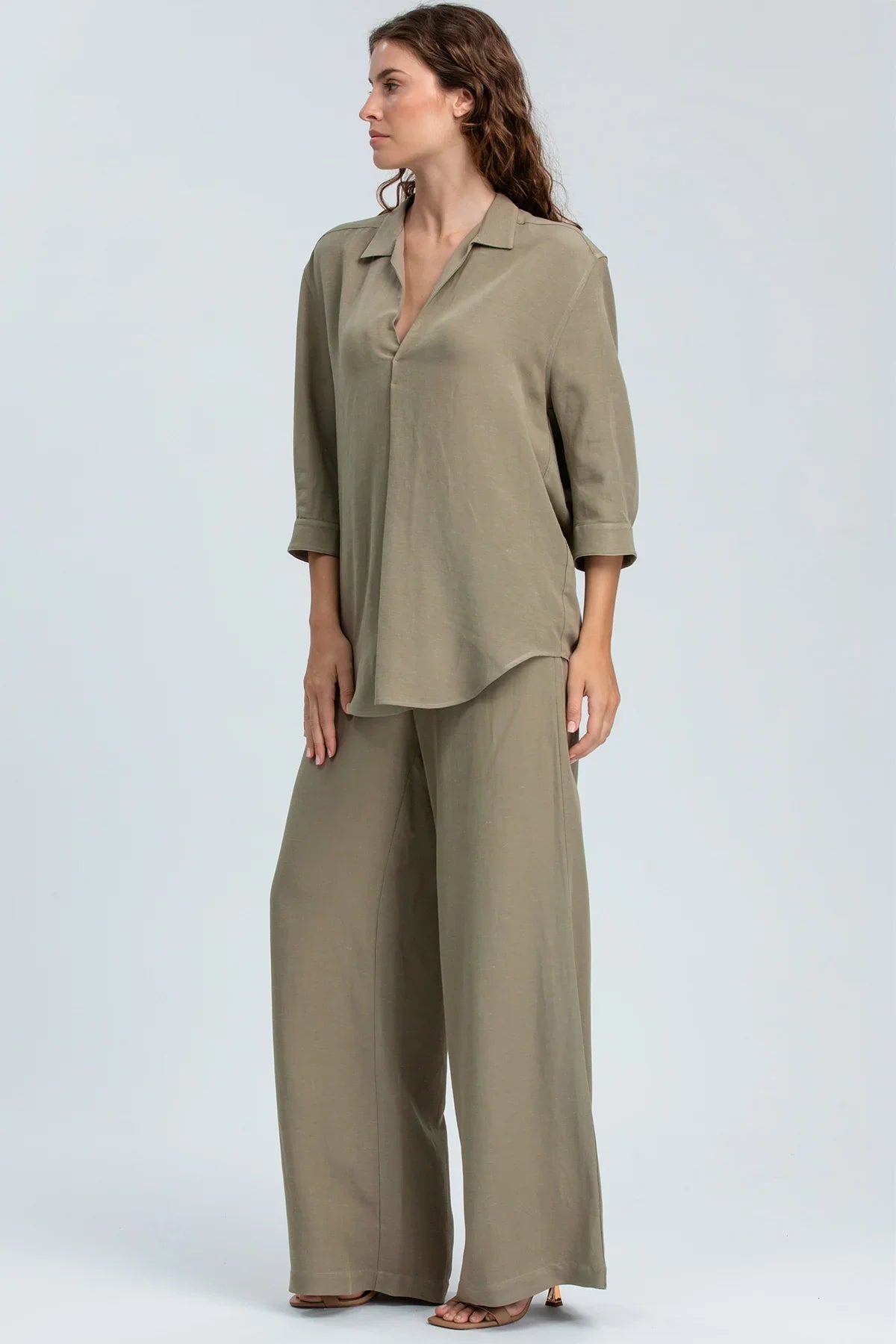 Completo premaman beige con camicia morbida a maniche lunghe e pantaloni larghi eleganti