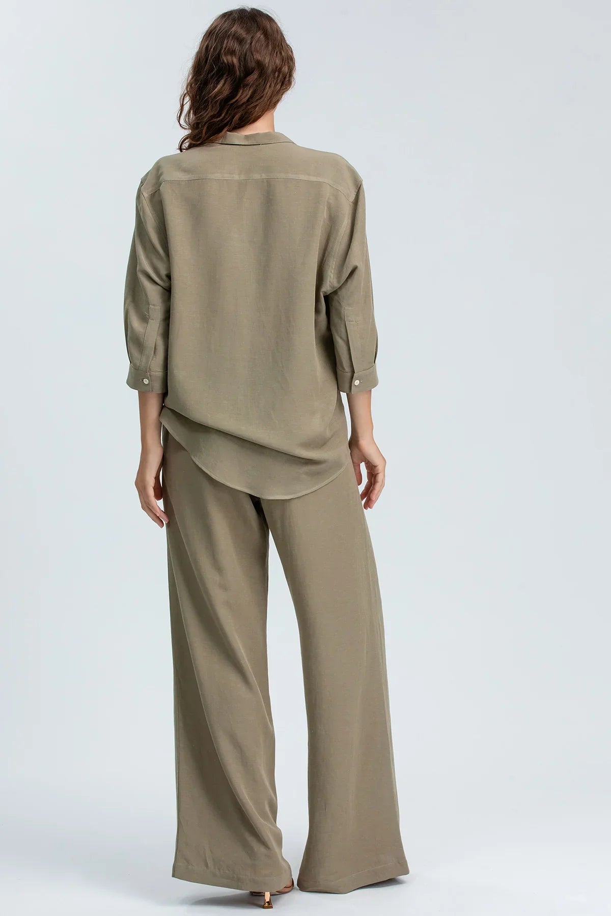 Completo premaman beige con camicia a maniche lunghe e pantaloni larghi, visto da dietro