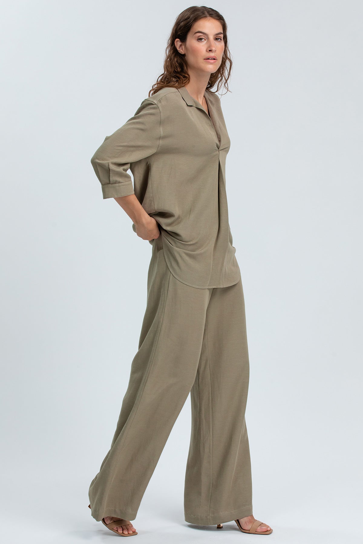 Completo premaman donna beige con camicia e pantaloni larghi, abbigliamento premaman elegante