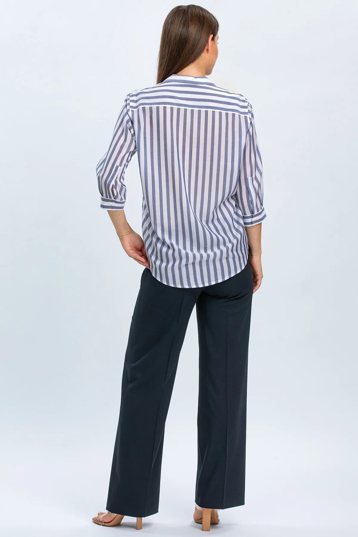 Blusa premaman a righe blu, maniche a tre quarti e pantaloni neri eleganti