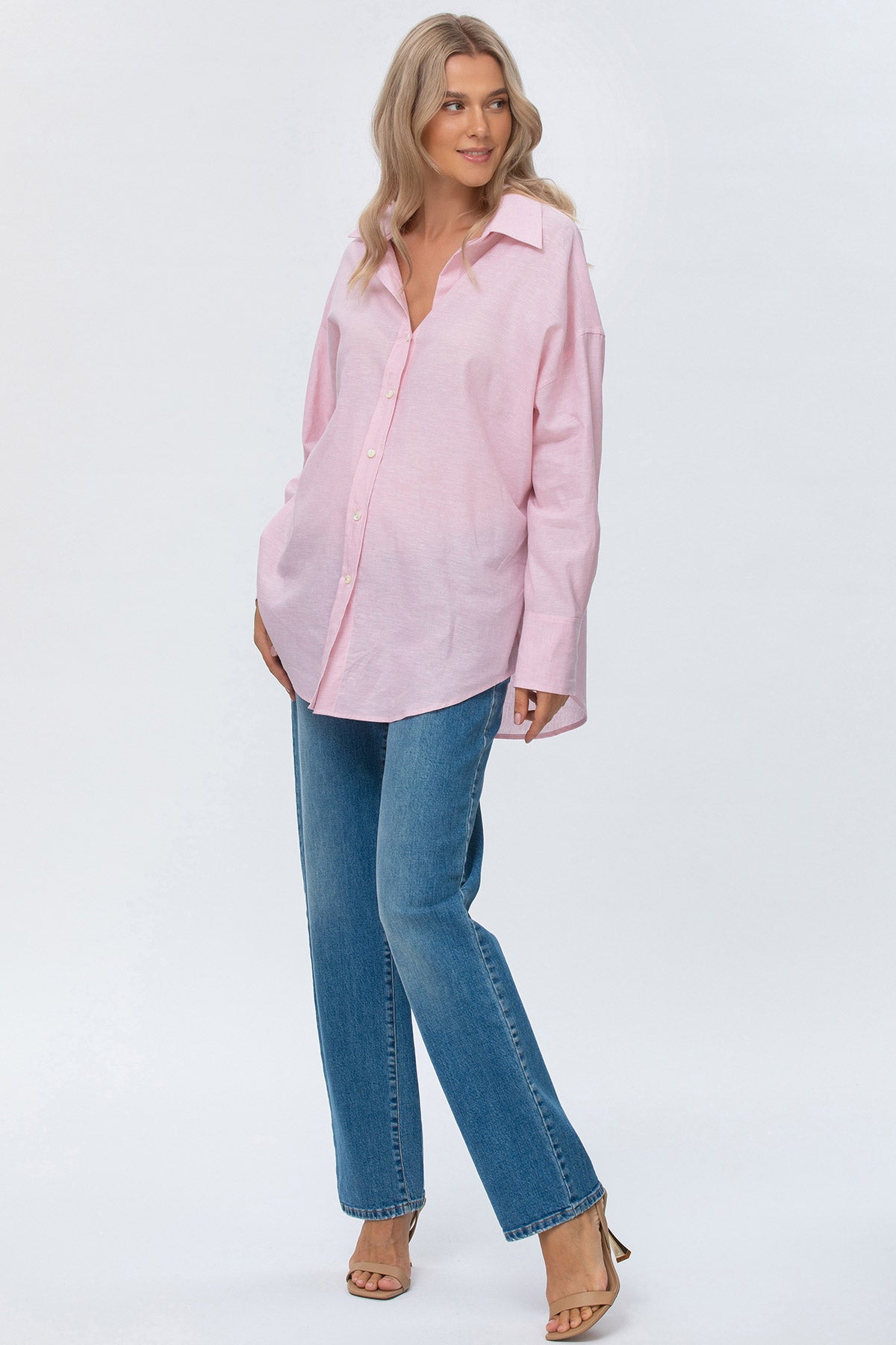 Camicia premaman rosa chiaro oversize e jeans dritti maternità, look casual elegante