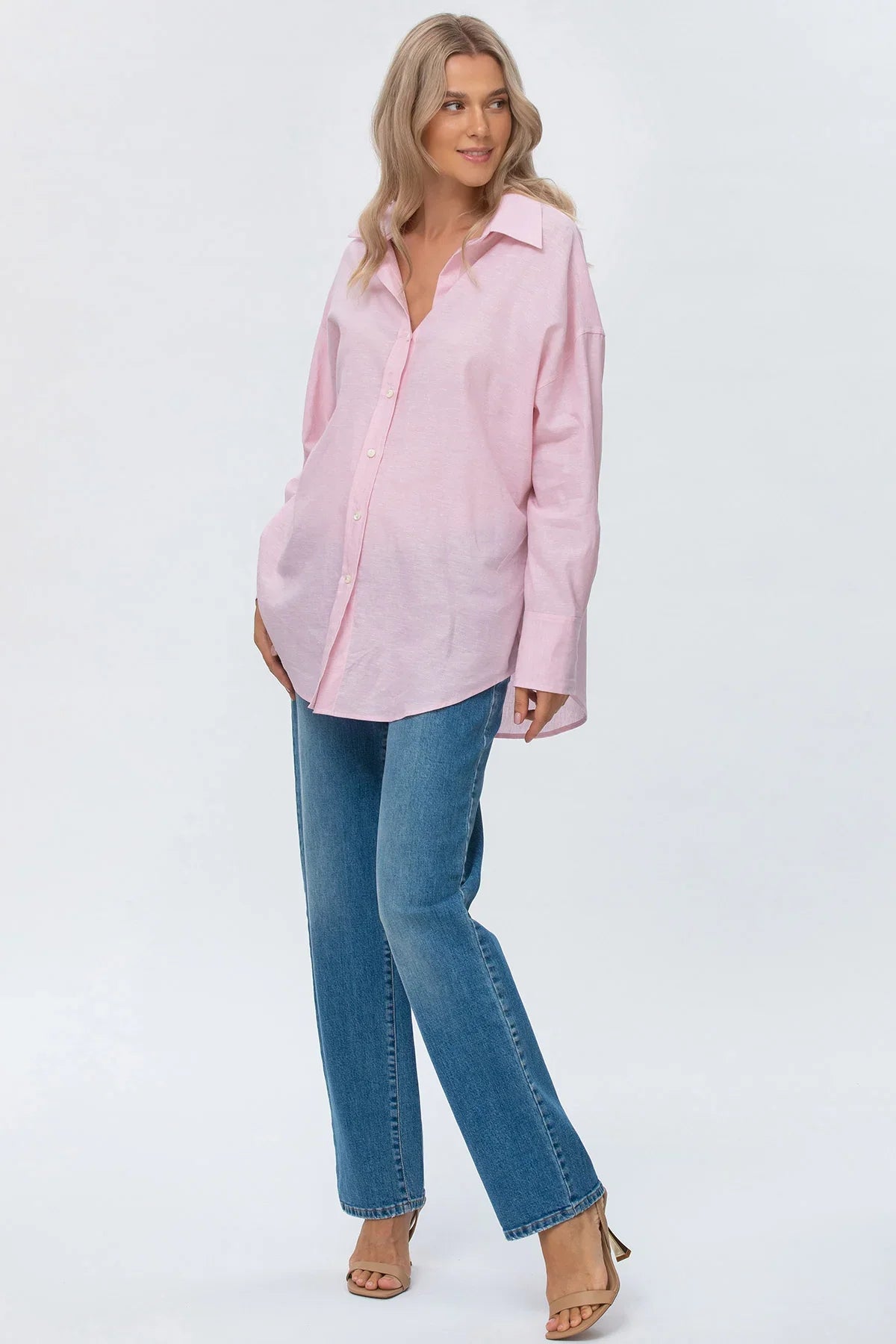 Camicia premaman rosa chiaro oversize e jeans dritti maternità, look casual elegante