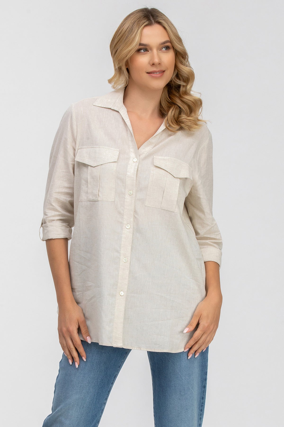 Camicia premaman lunga in lino beige con tasche frontali e maniche arrotolate indossata da donna