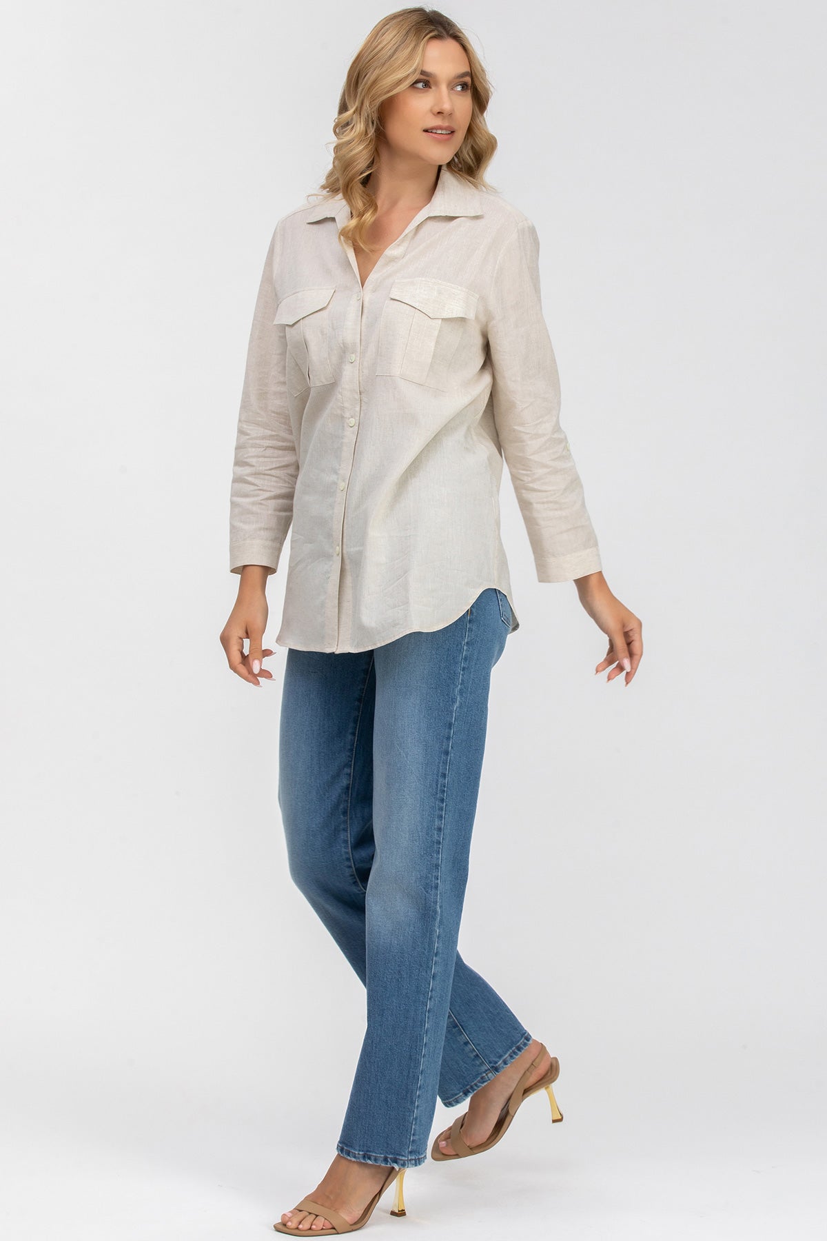 Camicia premaman lino beige con tasche frontali, maniche lunghe, abbinata a jeans