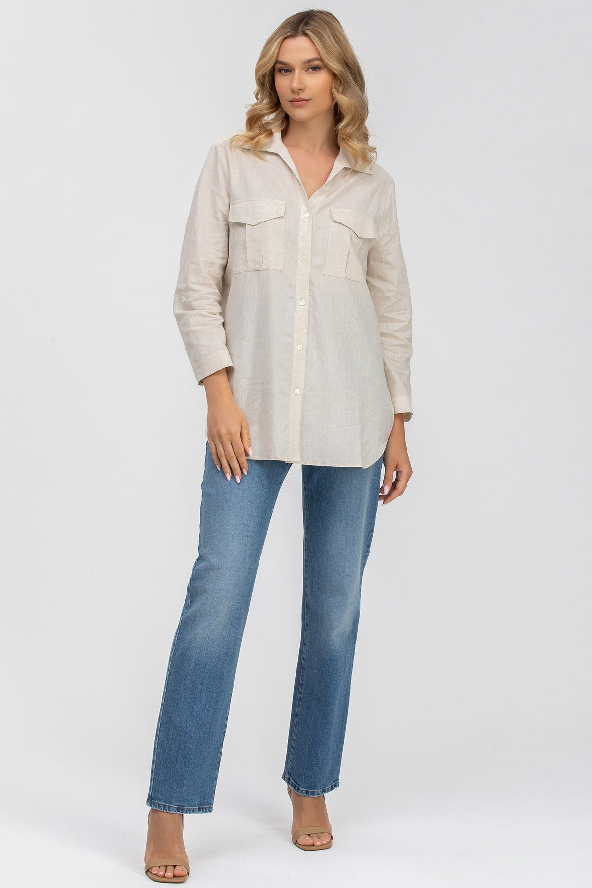 Camicia premaman beige in lino con tasche frontali, maniche lunghe, abbinata a jeans dritti.