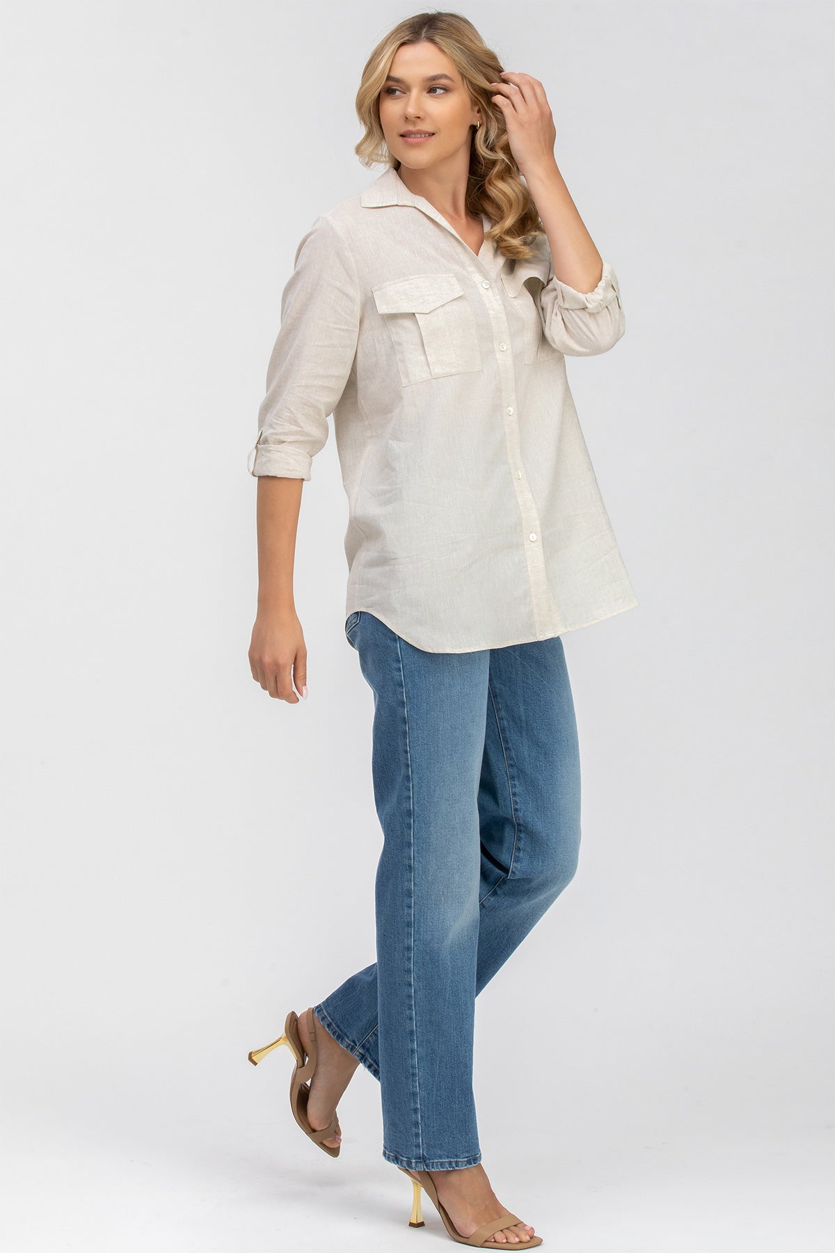 Camicia premaman safari beige con tasche frontali, abbinata a jeans e sandali