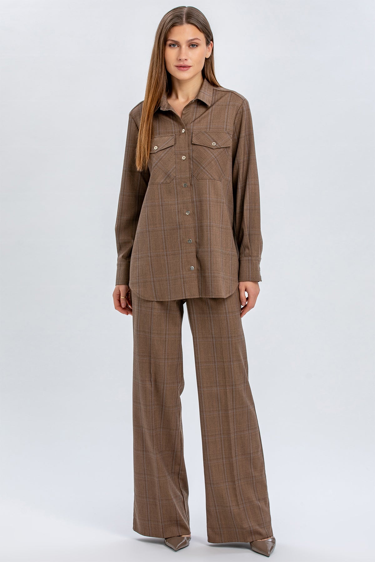 Completo premaman elegante donna camicia lunga e pantaloni a quadri marrone, tessuto morbido
