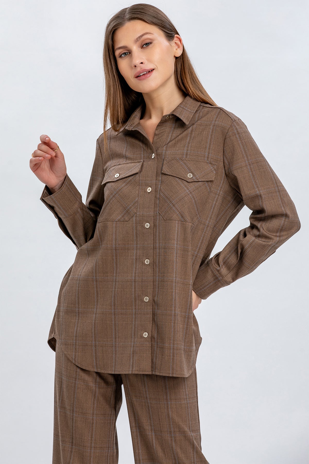 Completo premaman con camicia lunga a quadri marrone e pantaloni coordinati, tessuto morbido