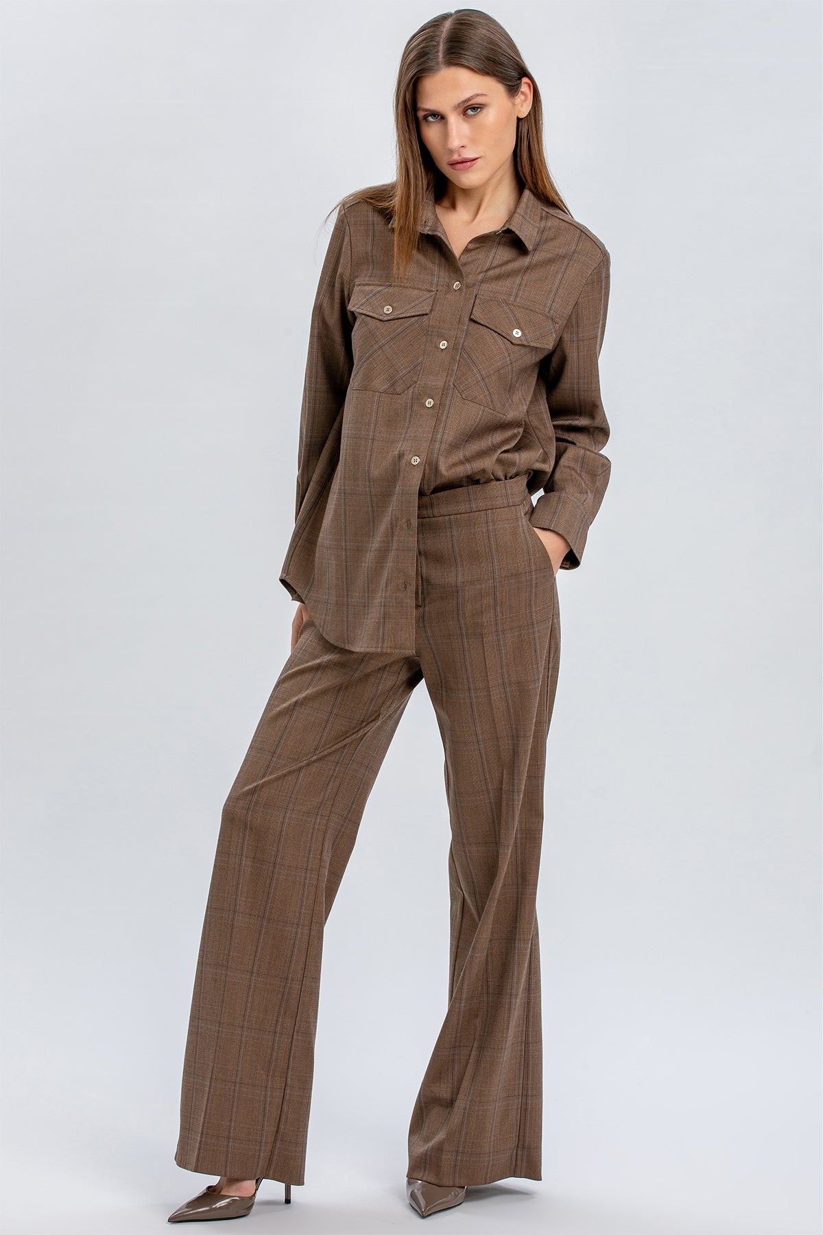 Completo premaman marrone a quadri, camicia e pantaloni eleganti, moda gravidanza donna.