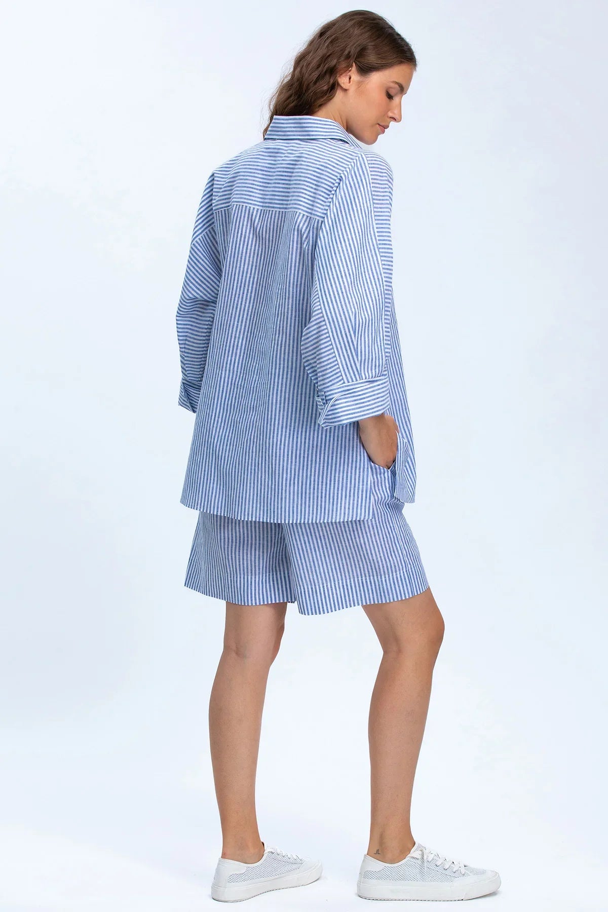 Completo premaman a righe azzurre con camicia oversize e shorts, look estivo casual