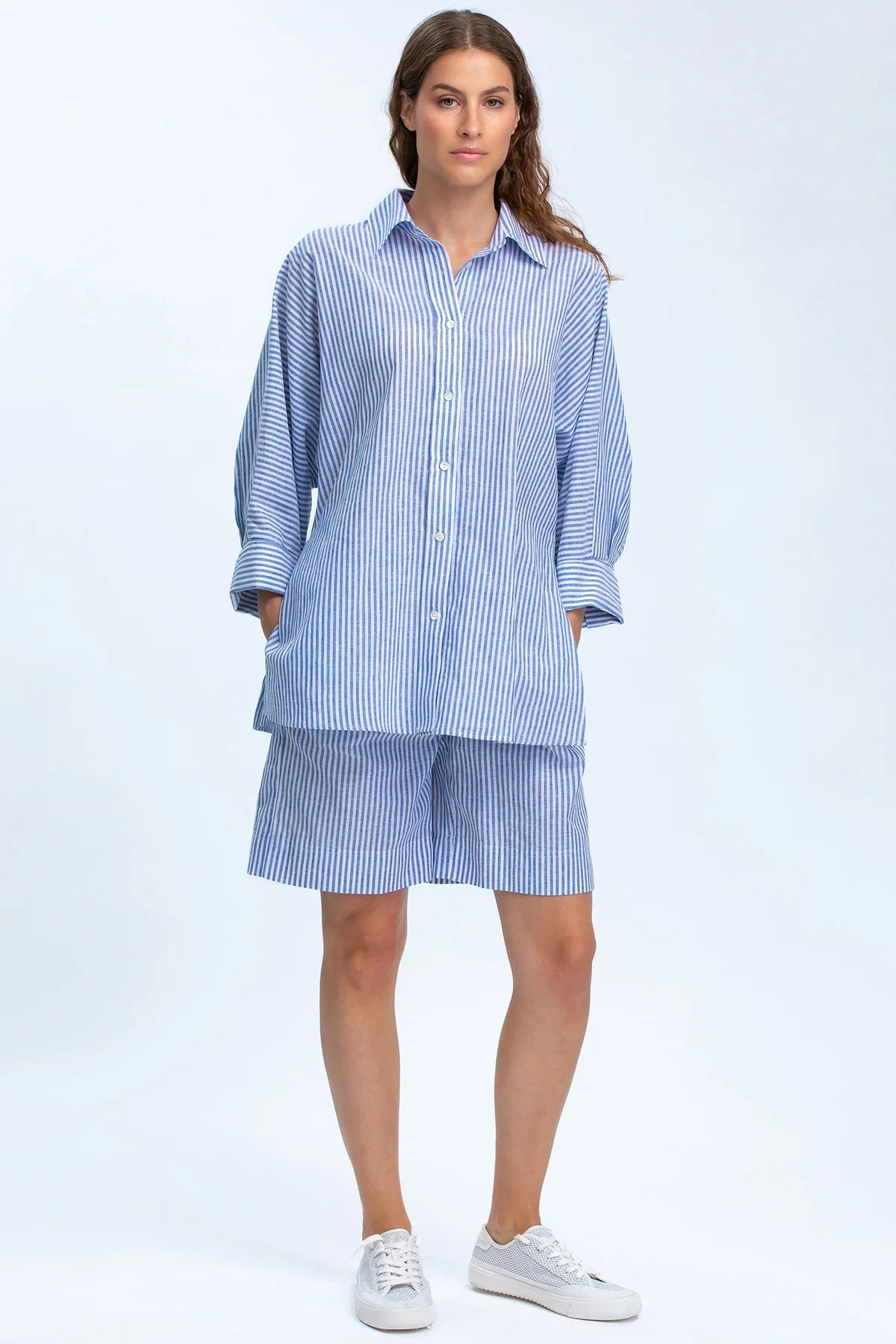 Completo premaman estivo con camicia e shorts a righe azzurre in lino, comodo e casual