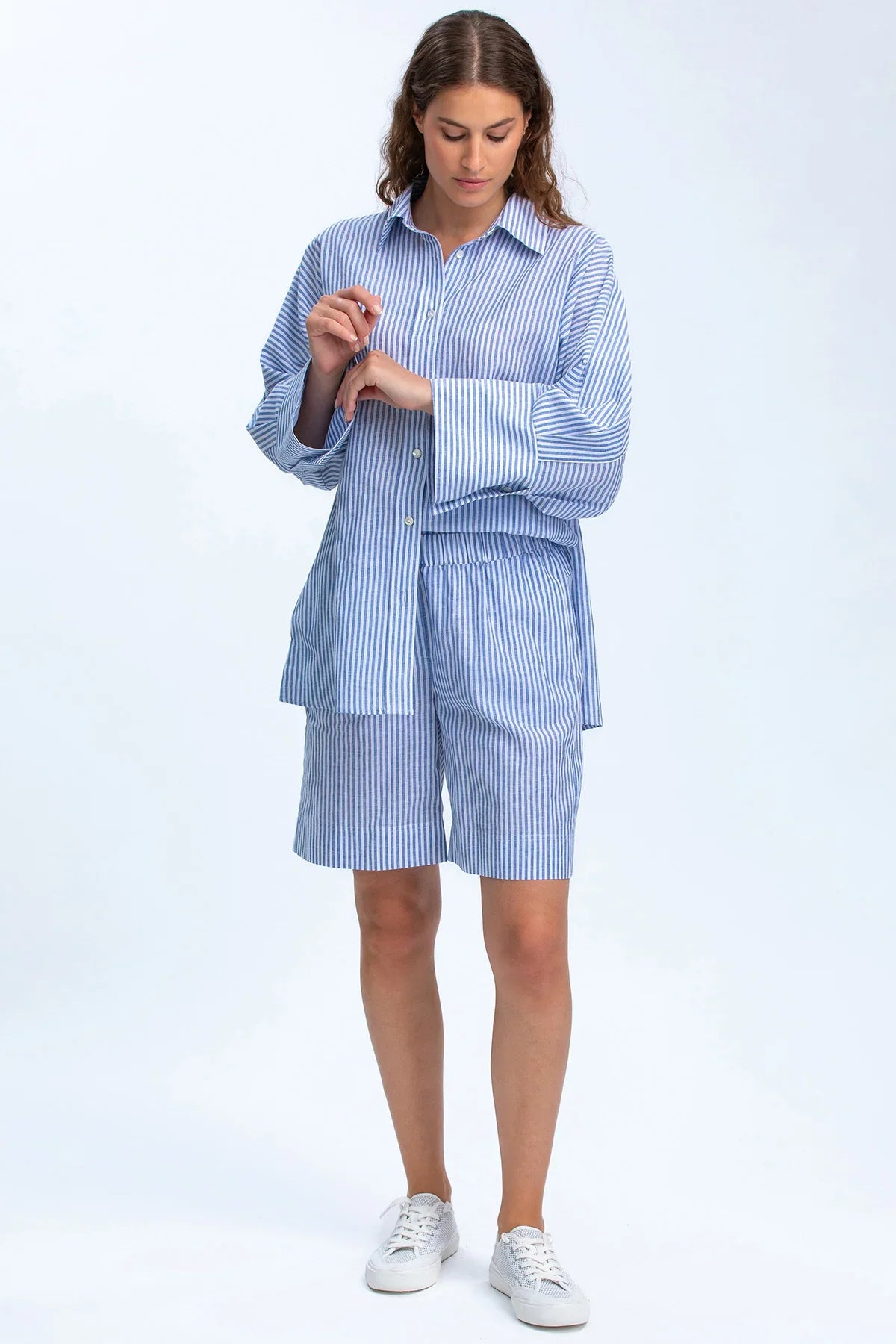 Completo premaman camicia e shorts a righe azzurre, look casual e confortevole per gravidanza