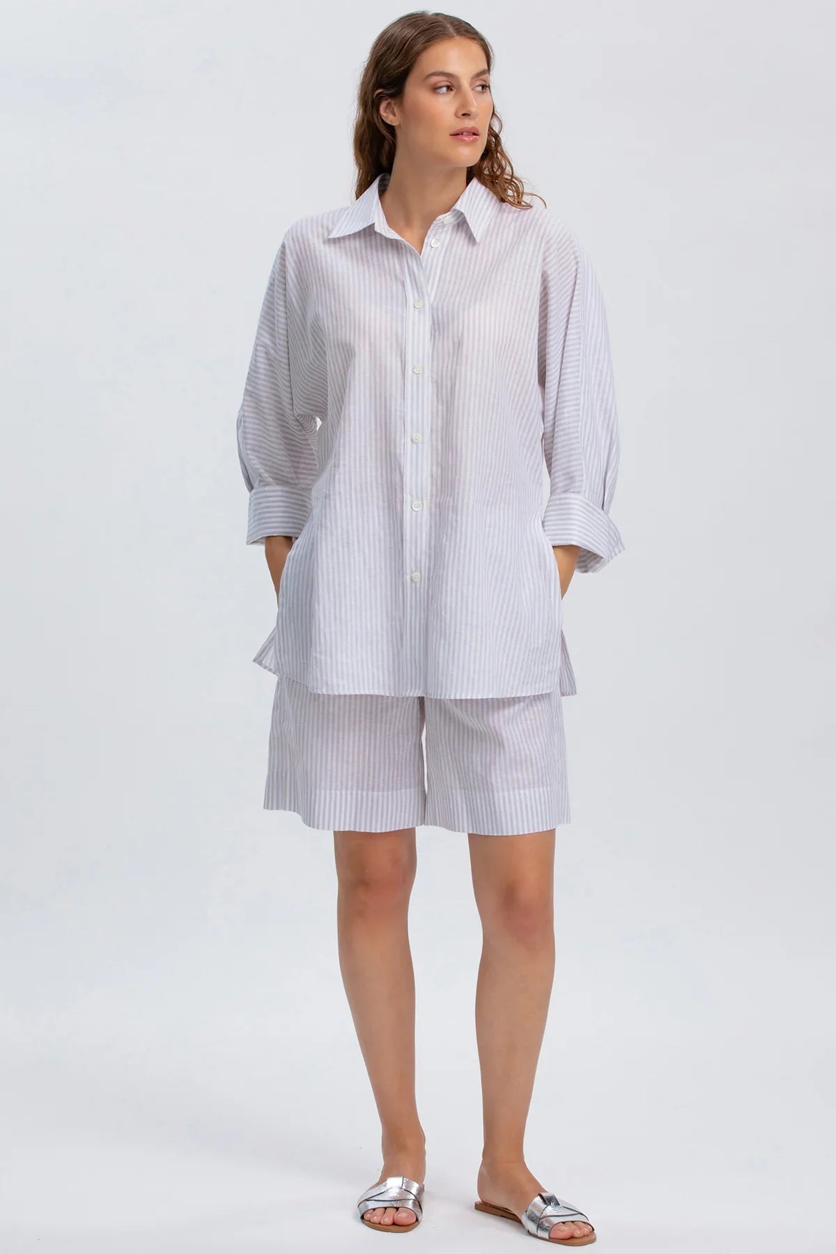 Completo premaman camicia e bermuda a righe leggere, abbigliamento premaman estivo elegante