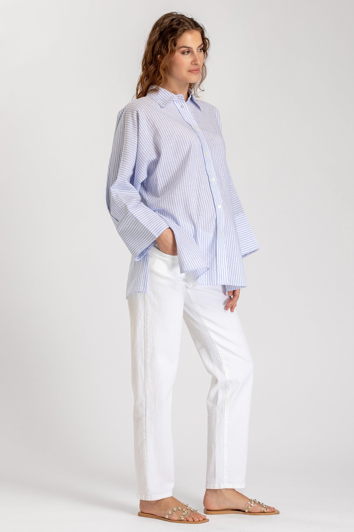 Camicia premaman a righe azzurre e bianche, abbinata a pantaloni bianchi