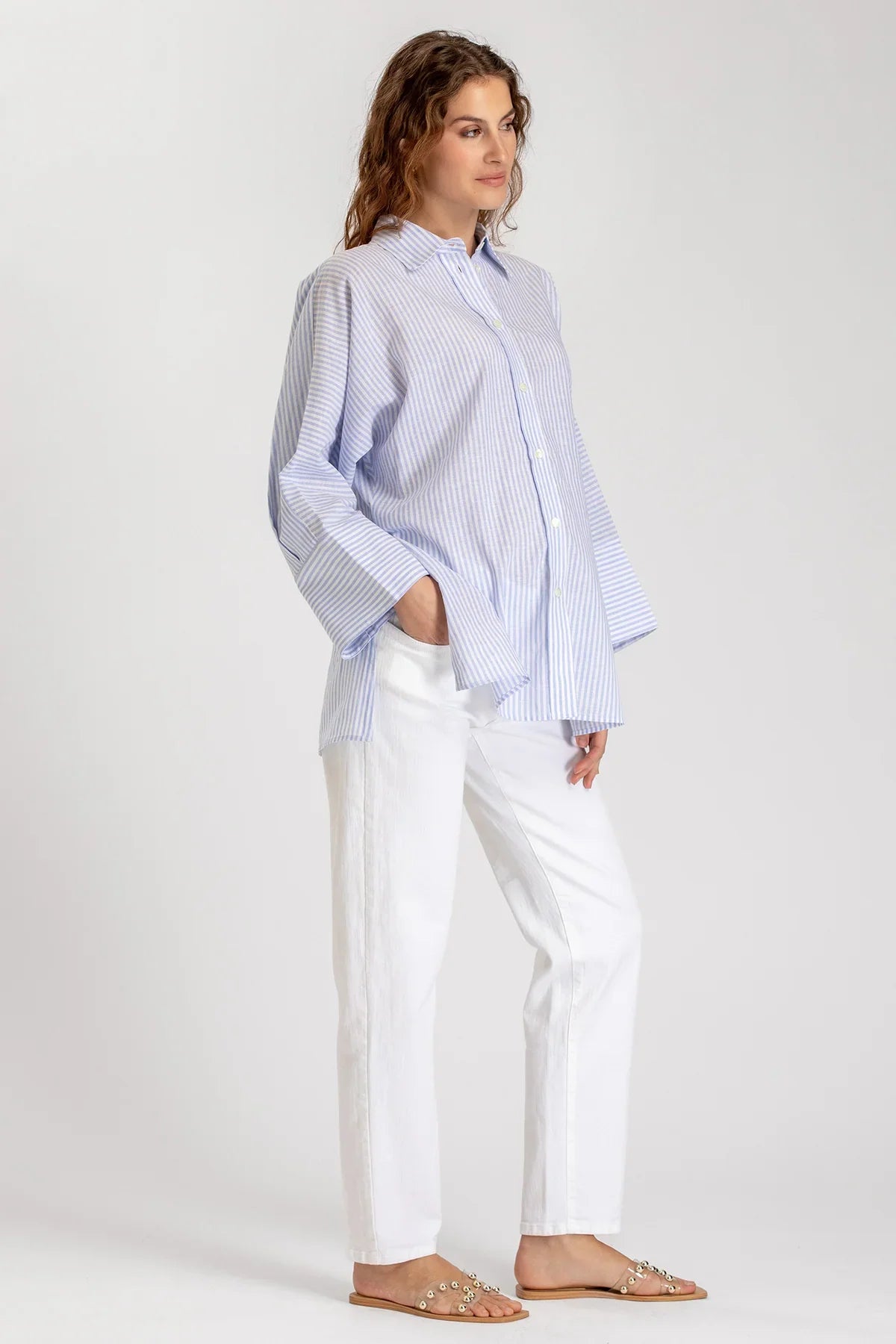 Camicia premaman a righe azzurre e bianche, abbinata a pantaloni bianchi