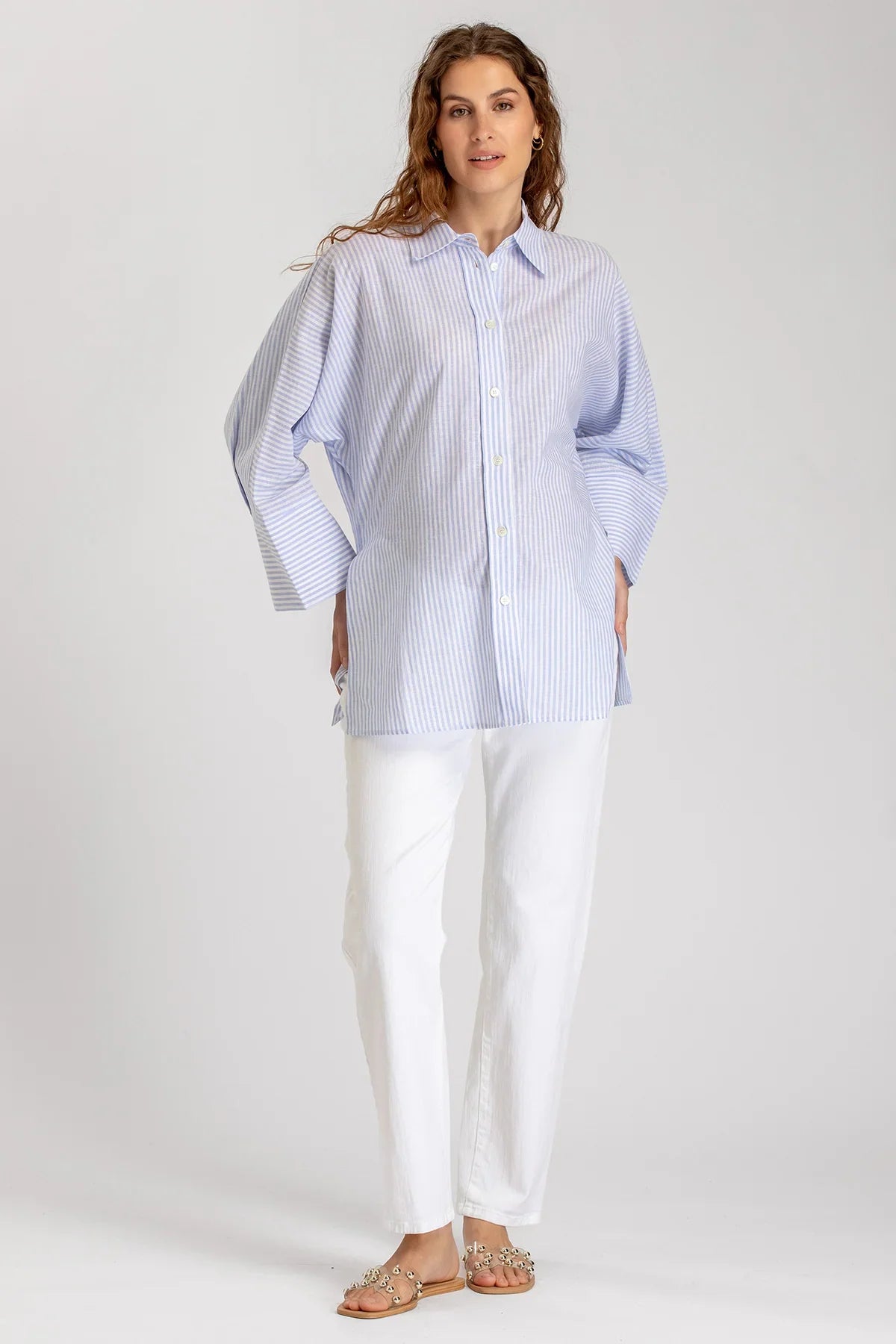 Camicia premaman a righe azzurre e pantaloni bianchi, abbigliamento premaman elegante.