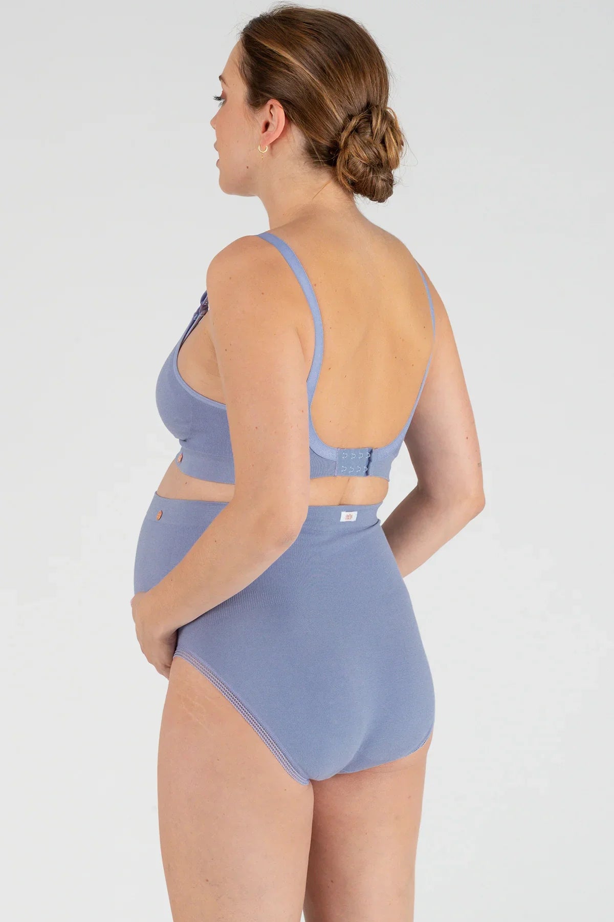 Donna incinta con intimo premaman lilla, comfort e sostegno per gravidanza