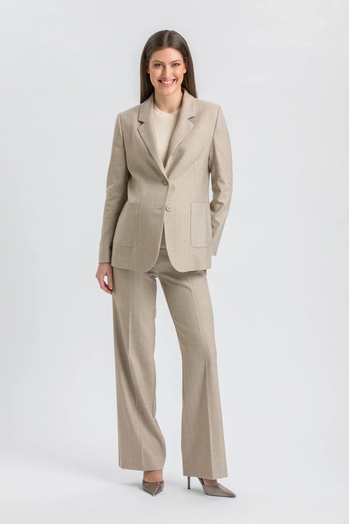 Completo premaman beige con pantaloni a gamba ampia.