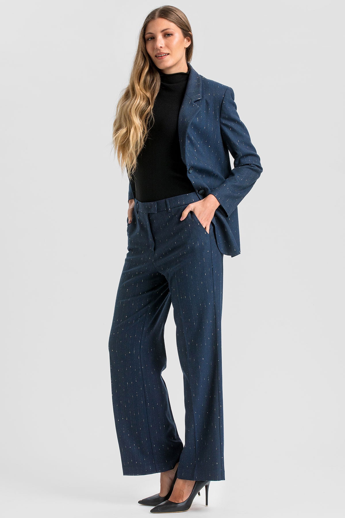Completo premaman blu con giacca sartoriale.