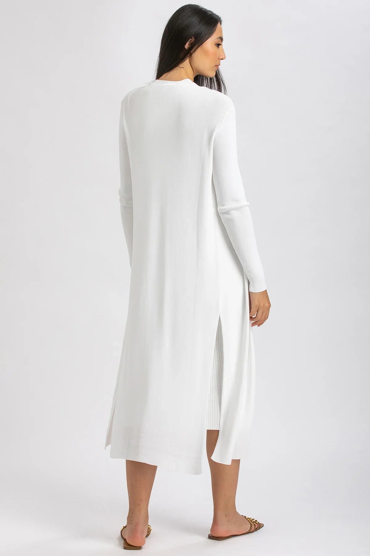 Donna di spalle con cardigan premaman bianco lungo e vestibilità comoda elegante
