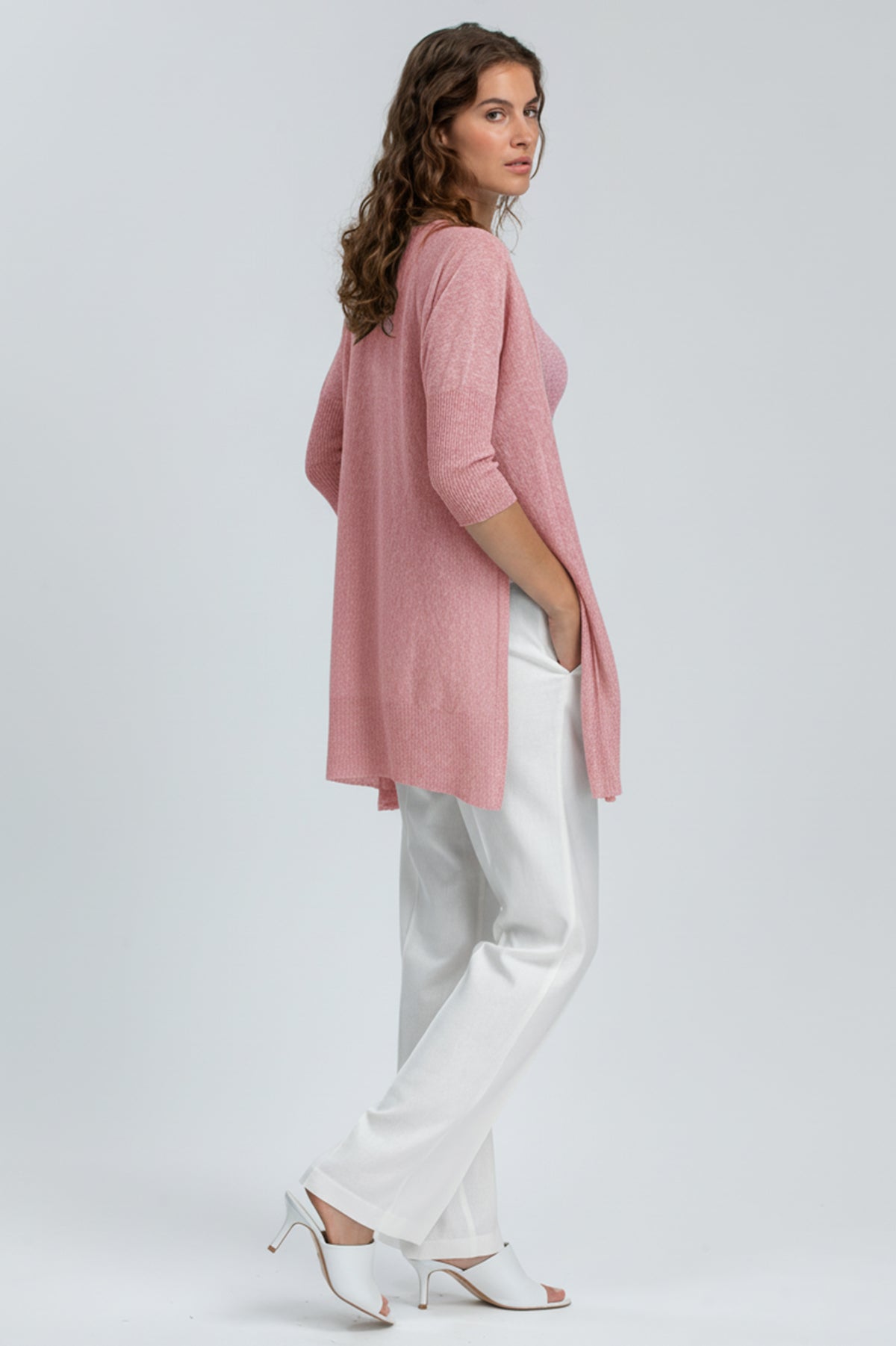 Modella con cardigan premaman rosa e pantaloni bianchi eleganti, abbigliamento premaman