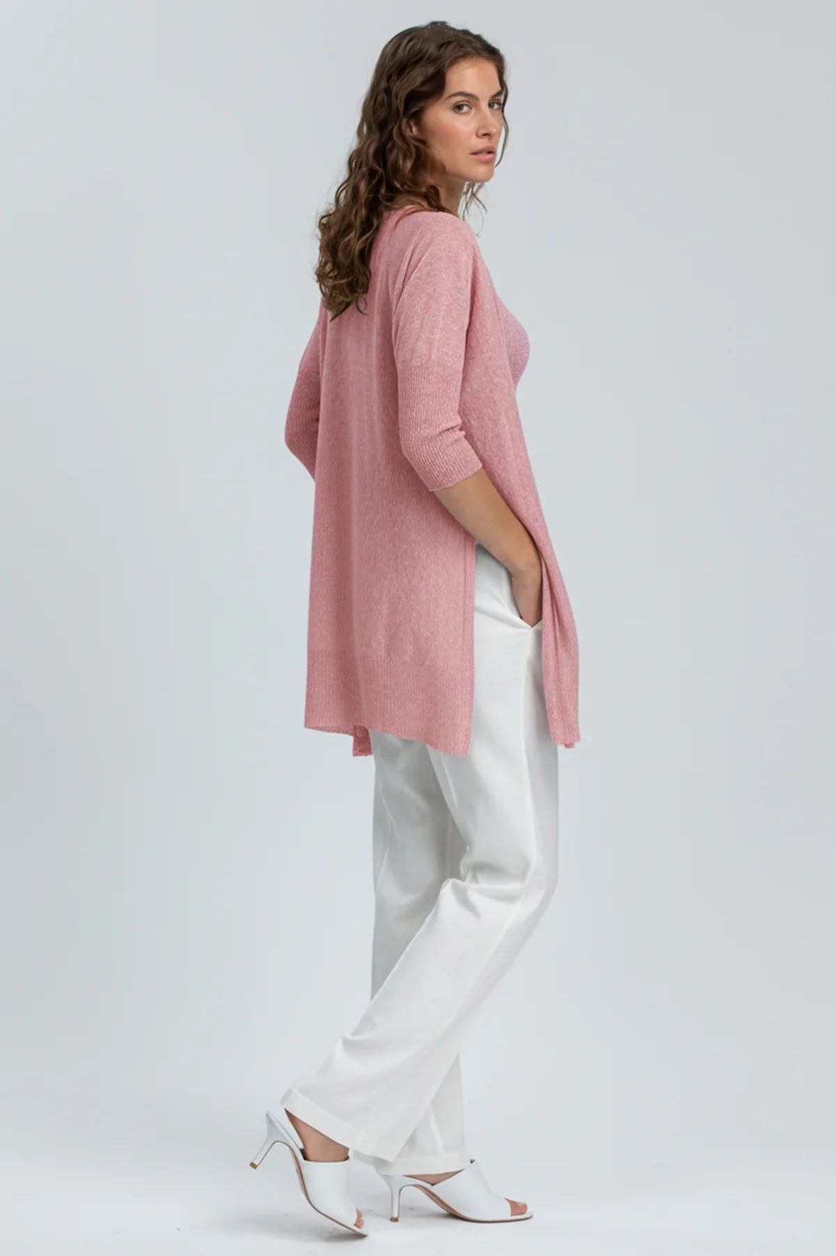 Modella con cardigan premaman rosa e pantaloni bianchi eleganti, abbigliamento premaman