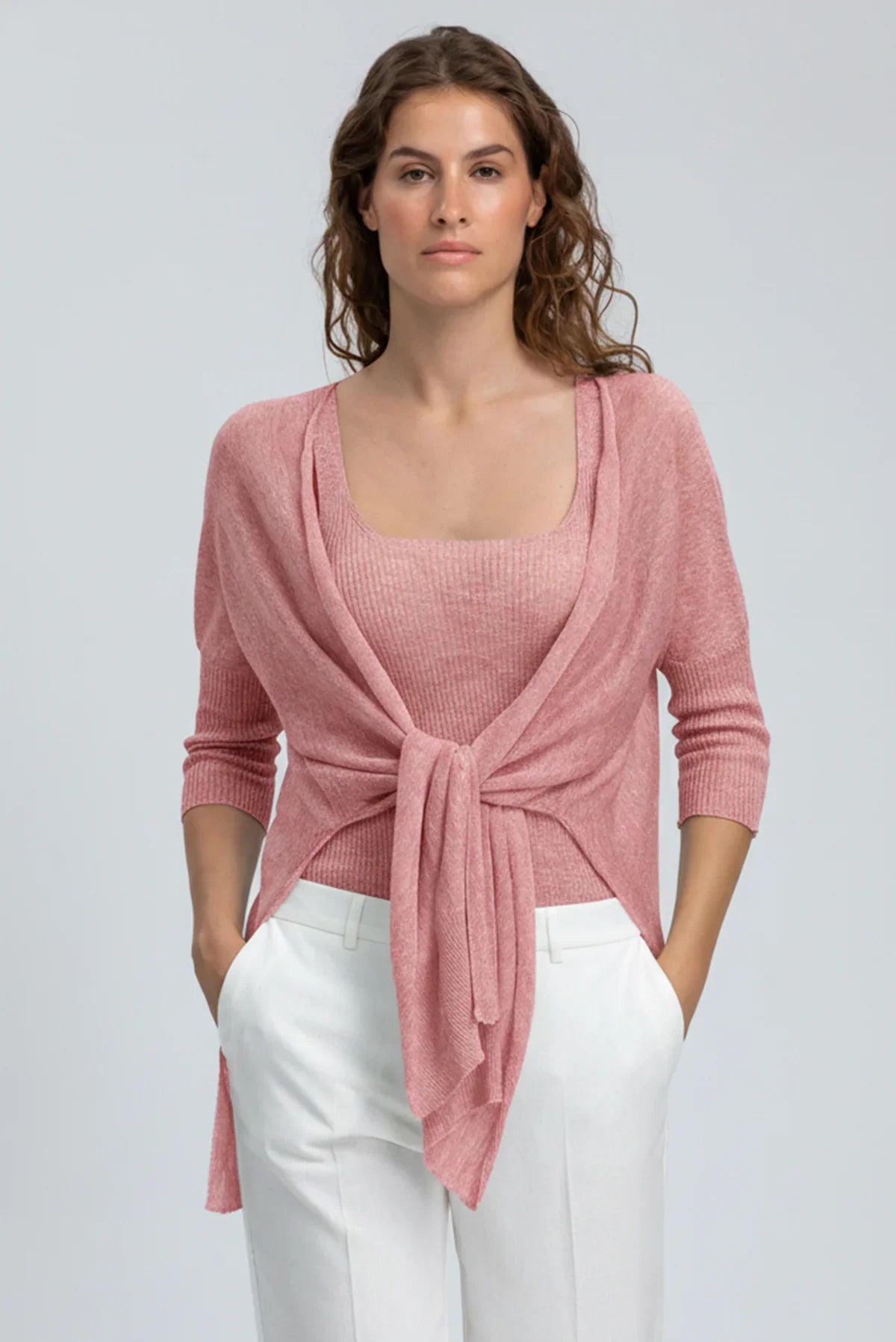 Maglia premaman rosa con nodo frontale, abbigliamento elegante per gravidanza.