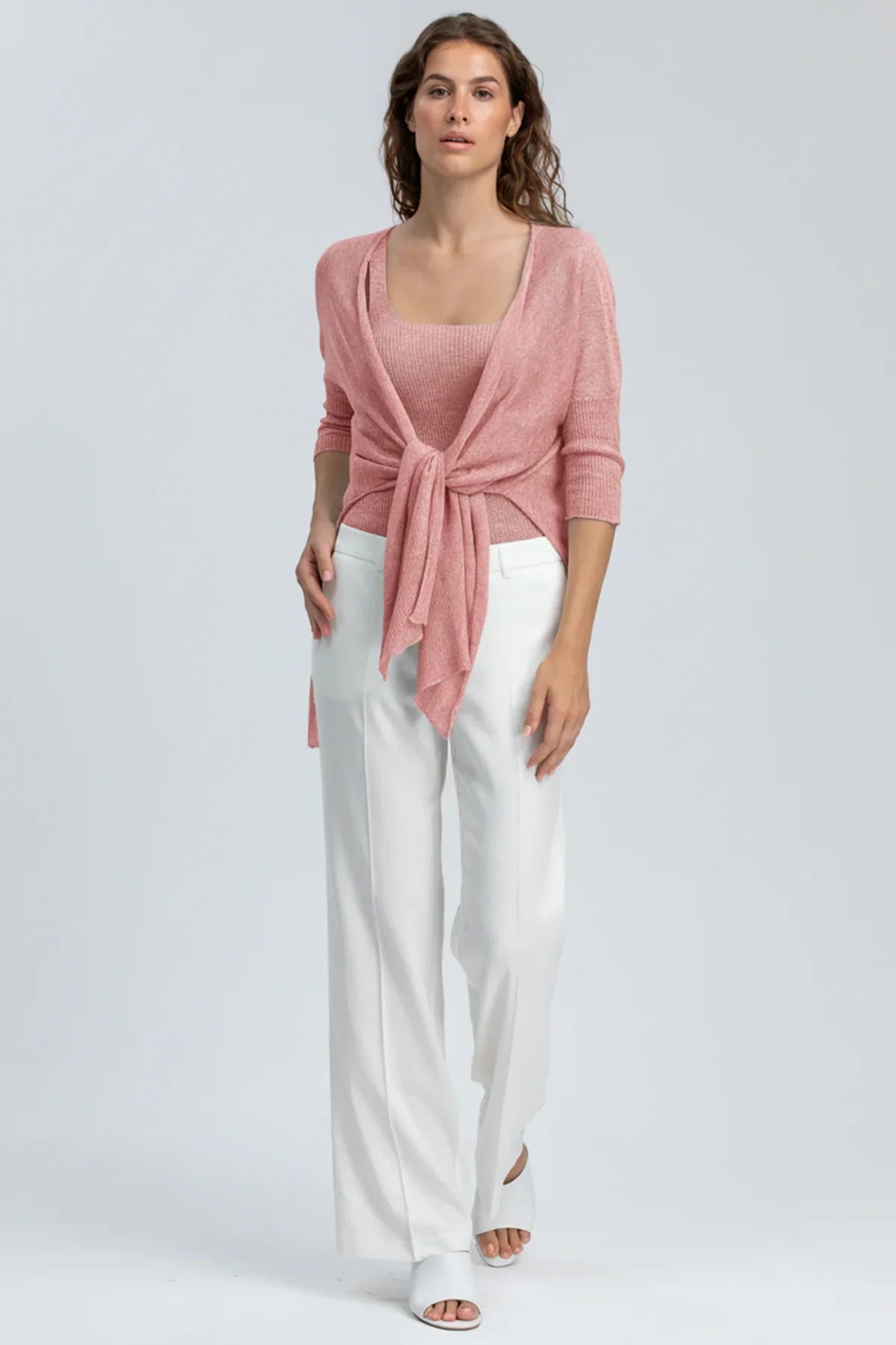Outfit premaman elegante con cardigan rosa e pantaloni bianchi, moda maternità